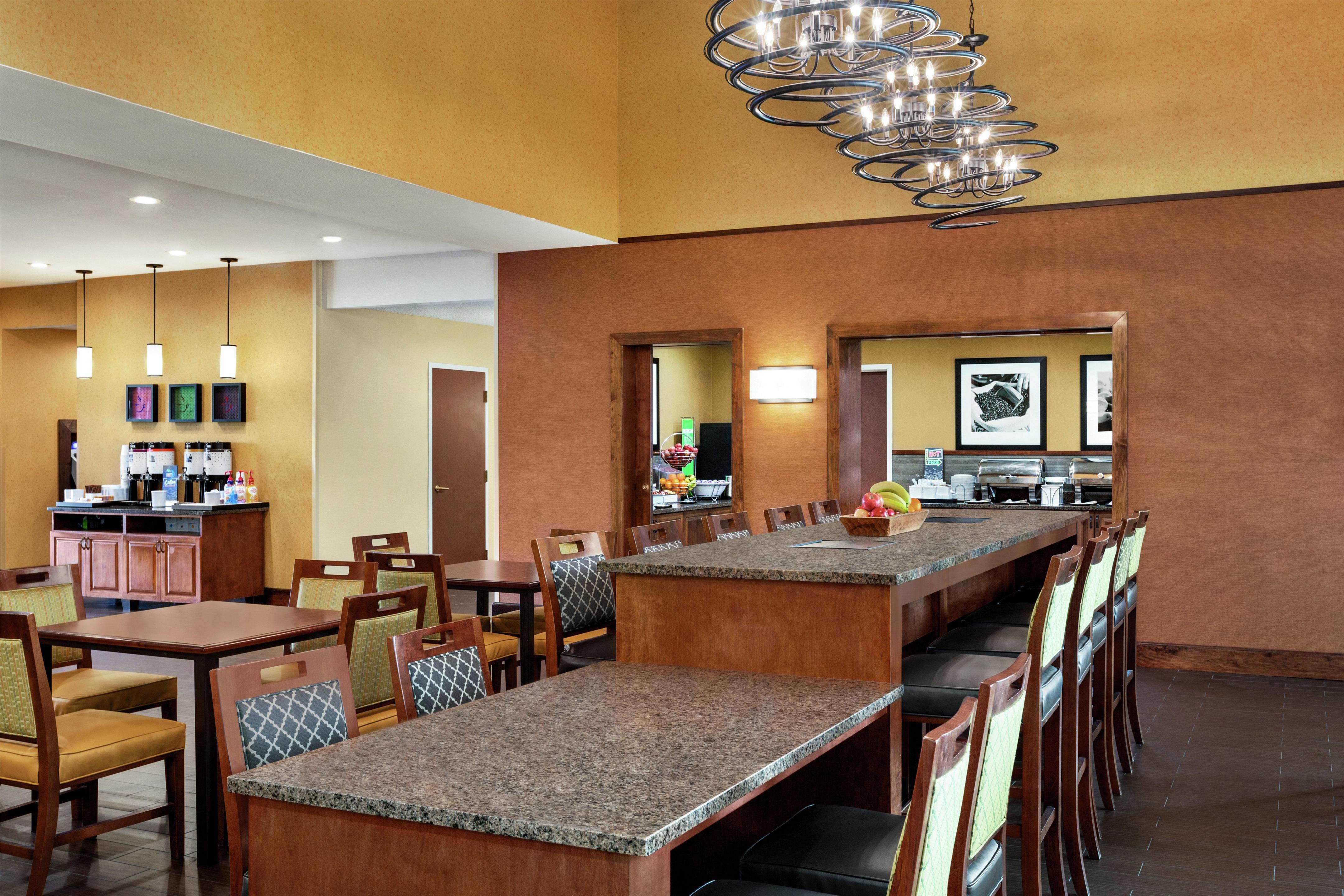 Breakfast Area | Hampton Inn & Suites Dallas-Mesquite