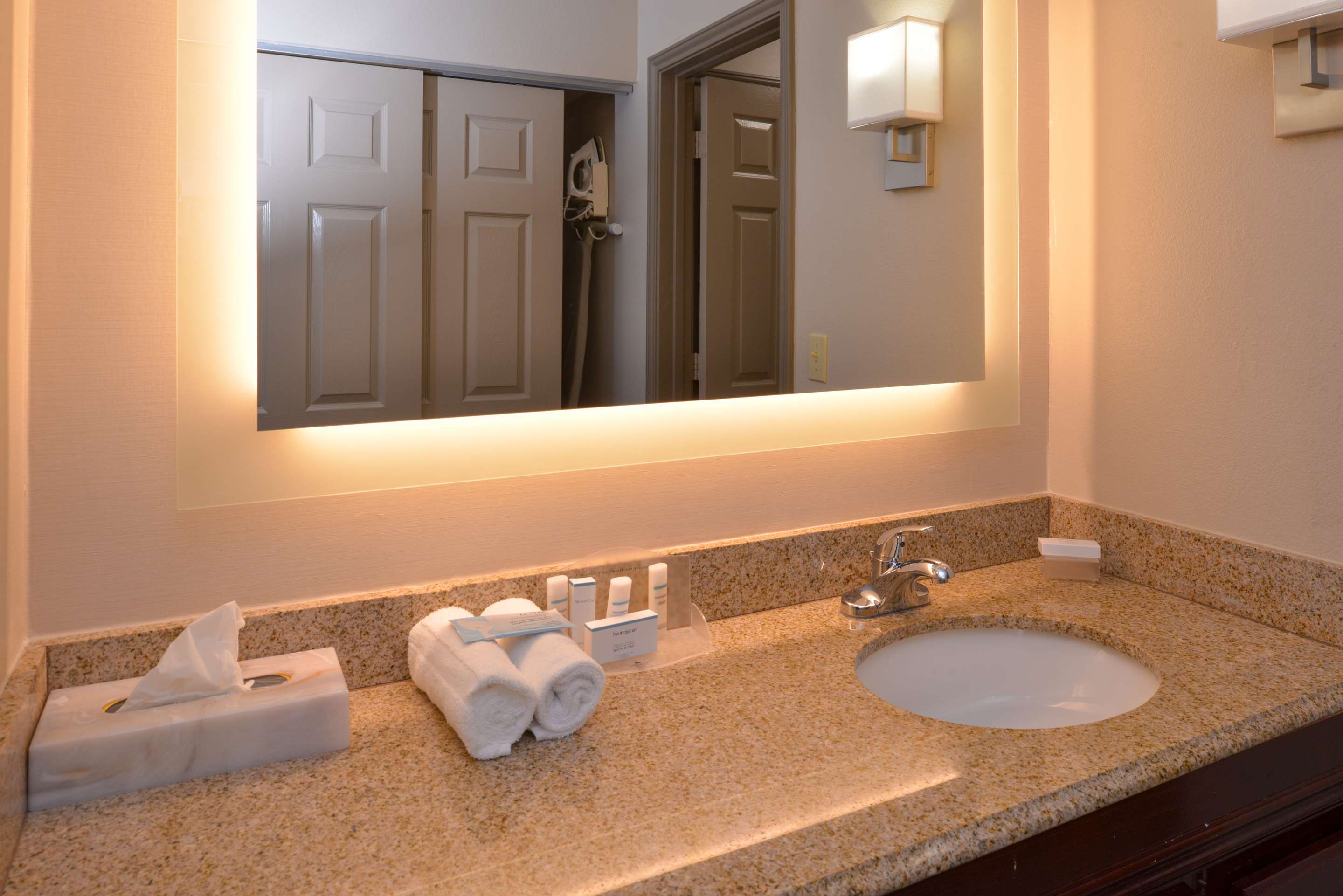 Guest room bath