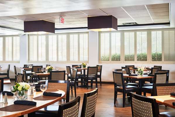 Restaurant - DoubleTree by Hilton Market Center Dallas - I-35, Exit 430B