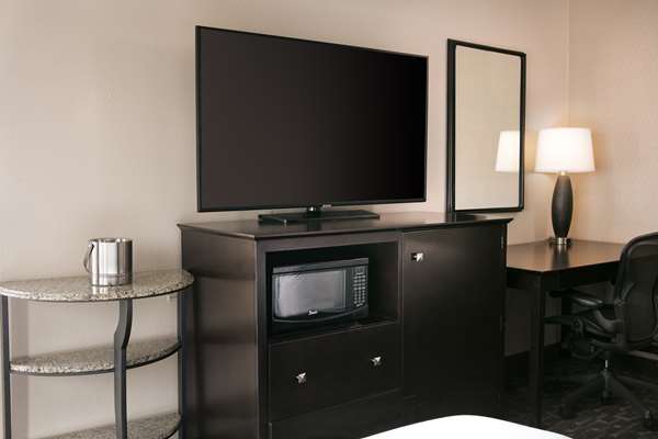  - DoubleTree by Hilton Market Center Dallas - I-35, Exit 430B
