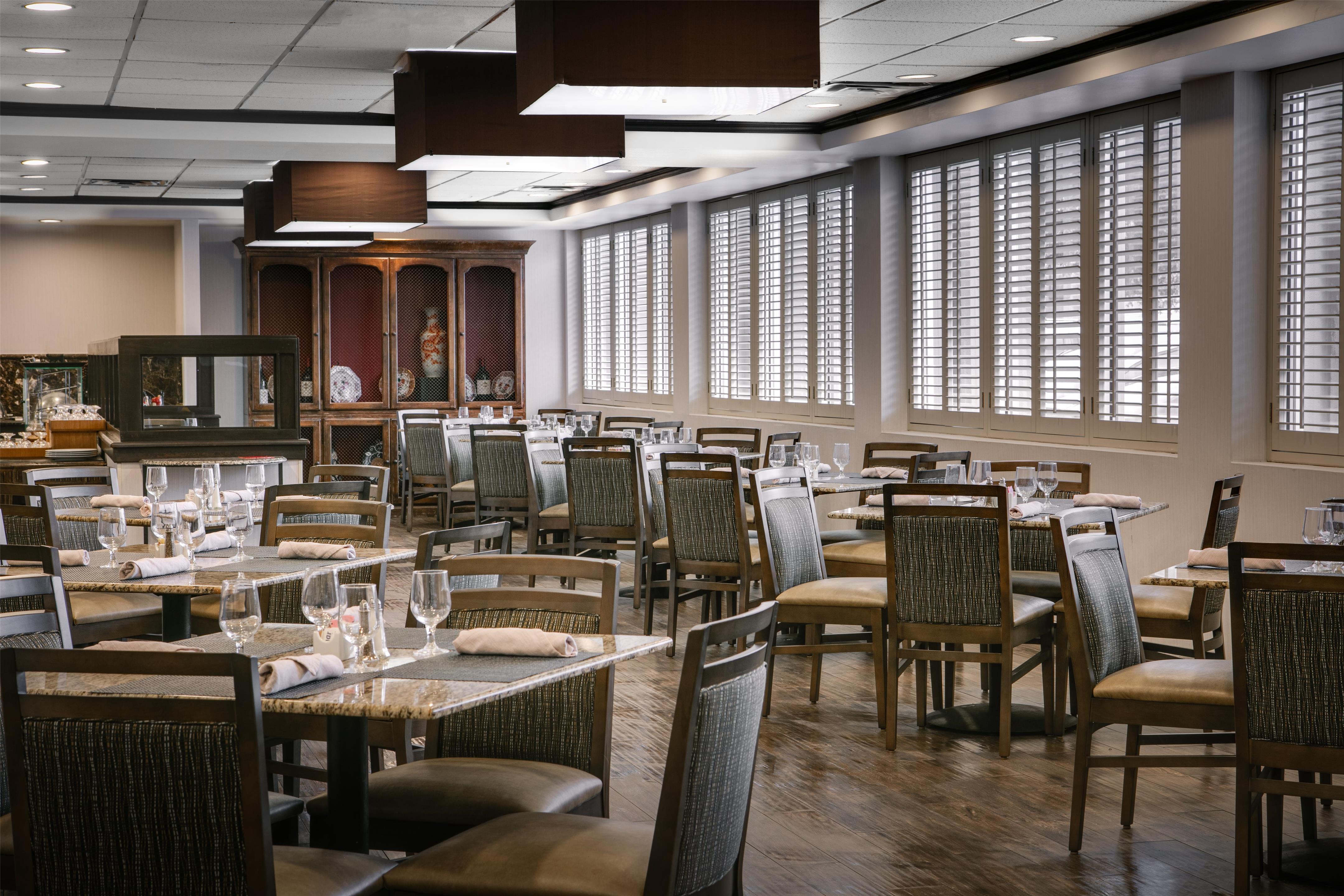 Restaurant | DoubleTree by Hilton Dallas - Market Center