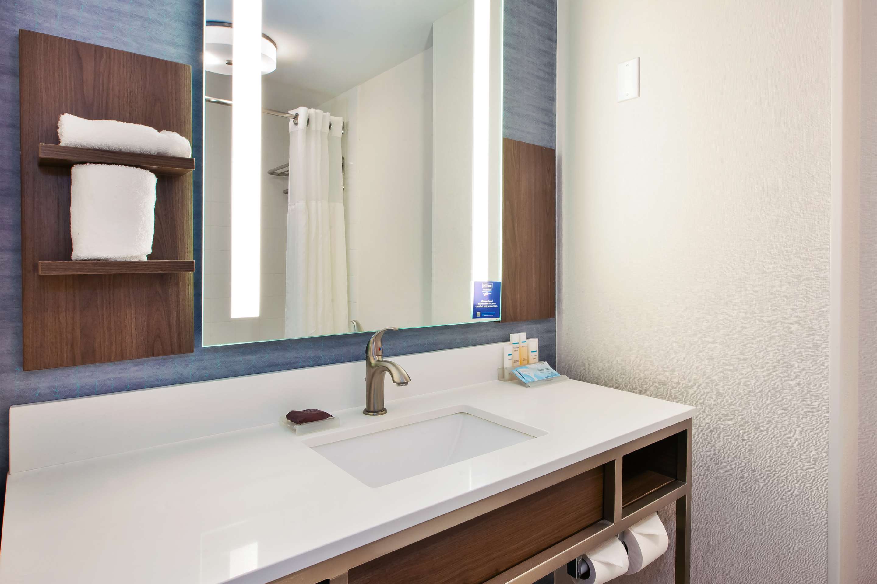 Guest room bath