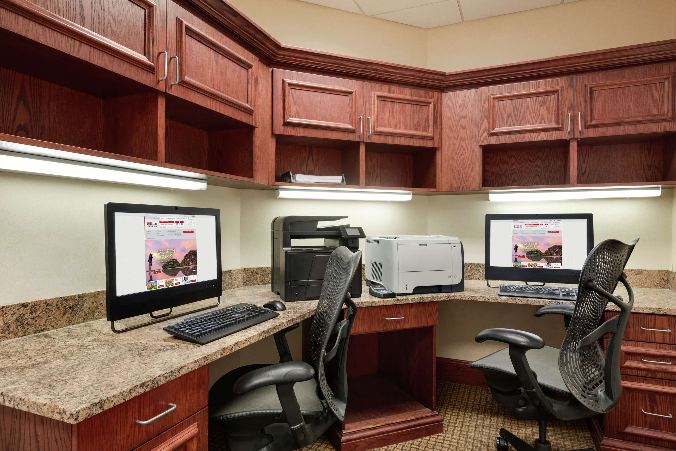 Business Center | Hilton Garden Inn Dubuque Downtown