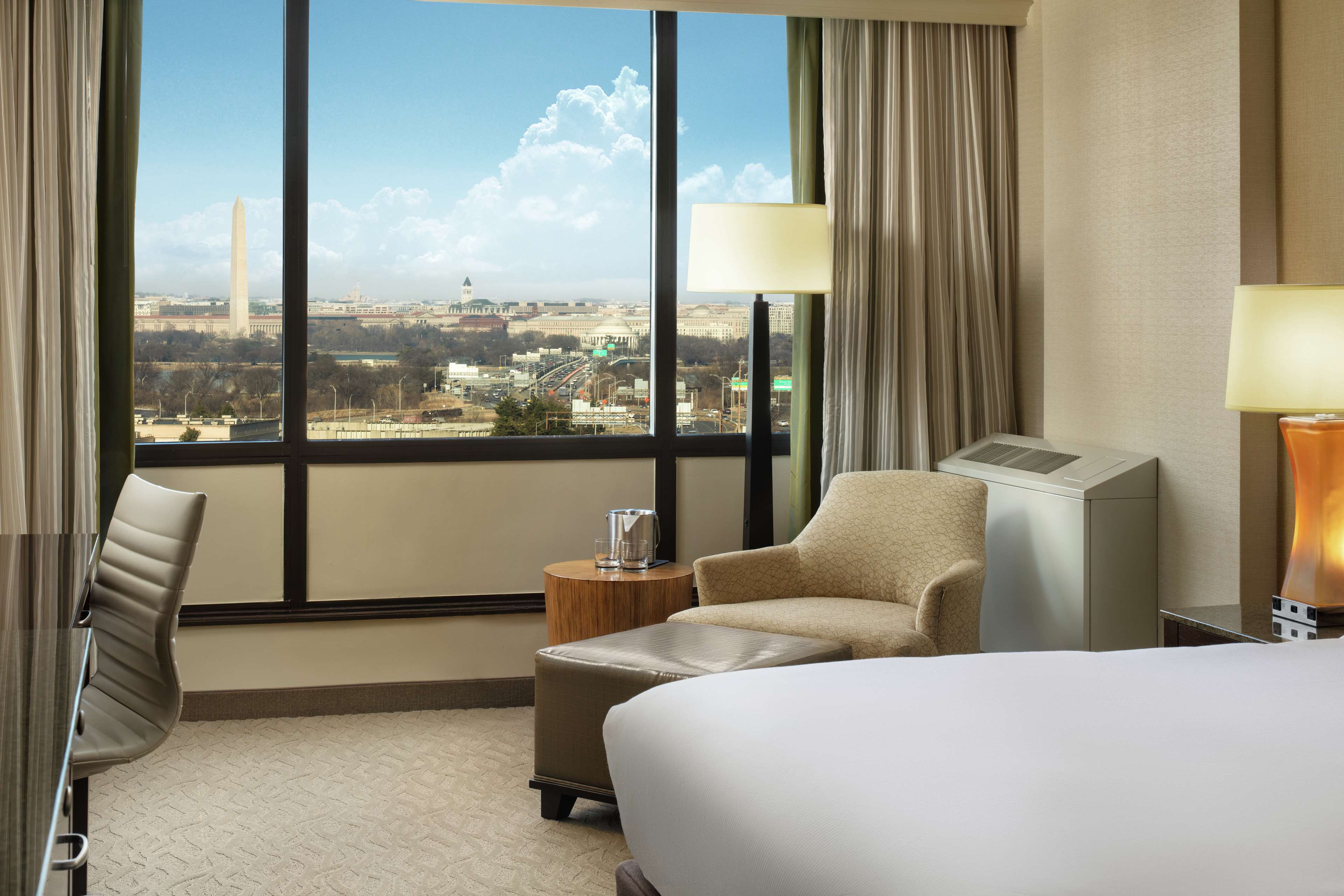 DoubleTree by Hilton Washington DC - Crystal City Room Type - 1 KING WASHINGTON DC VIEW