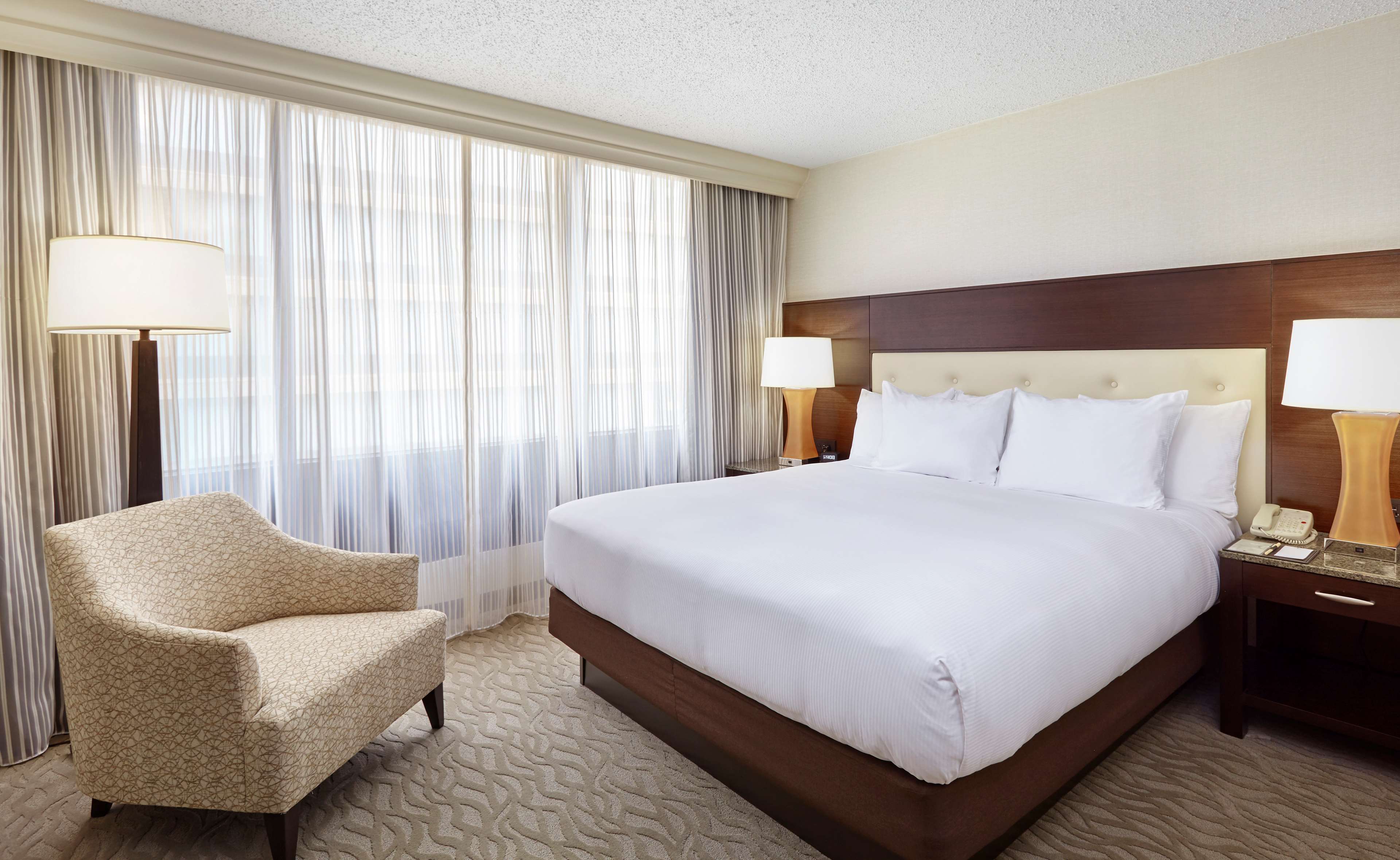 DoubleTree by Hilton Washington DC - Crystal City Room Type - 1 QN OVERSIZED RM-ACC TUB