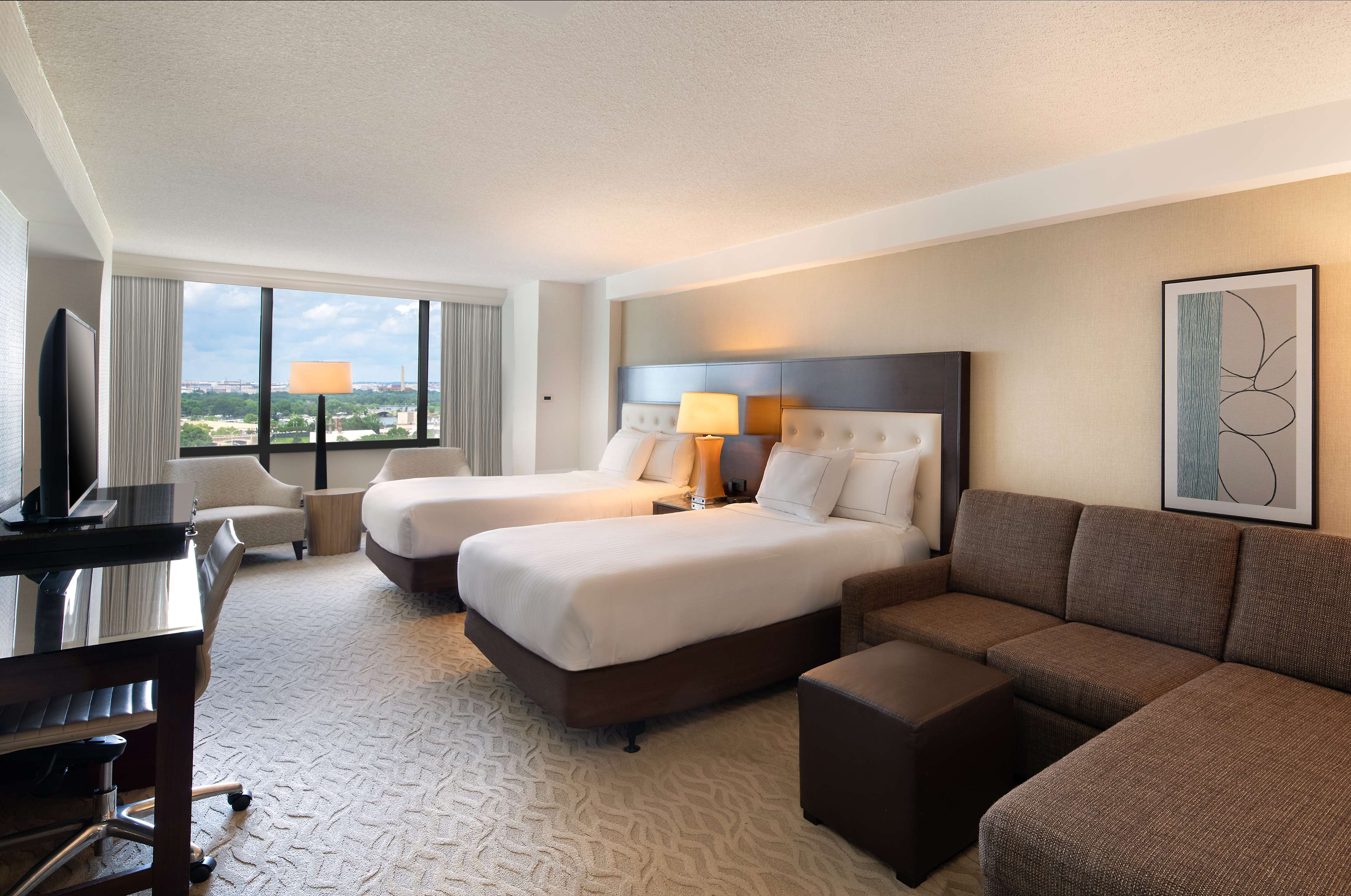 DoubleTree by Hilton Washington DC - Crystal City Room Type - 2FUL OVERSIZED CORNER VIEW