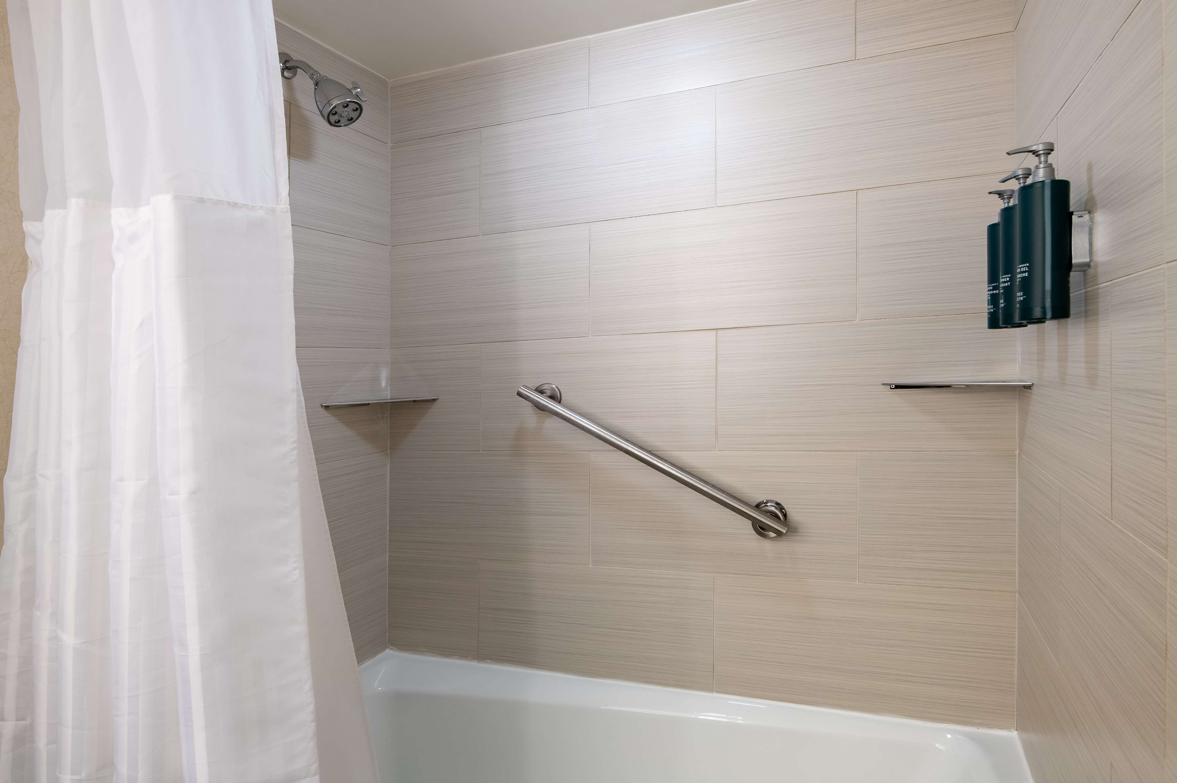 DoubleTree by Hilton Washington DC - Crystal City Room Type - 1 KING BED-1 BEDRM SUITE