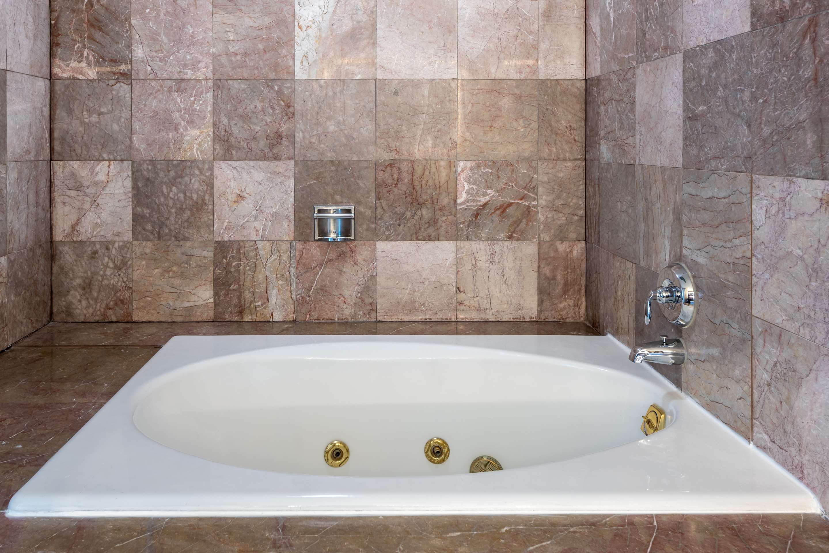 Guest room bath