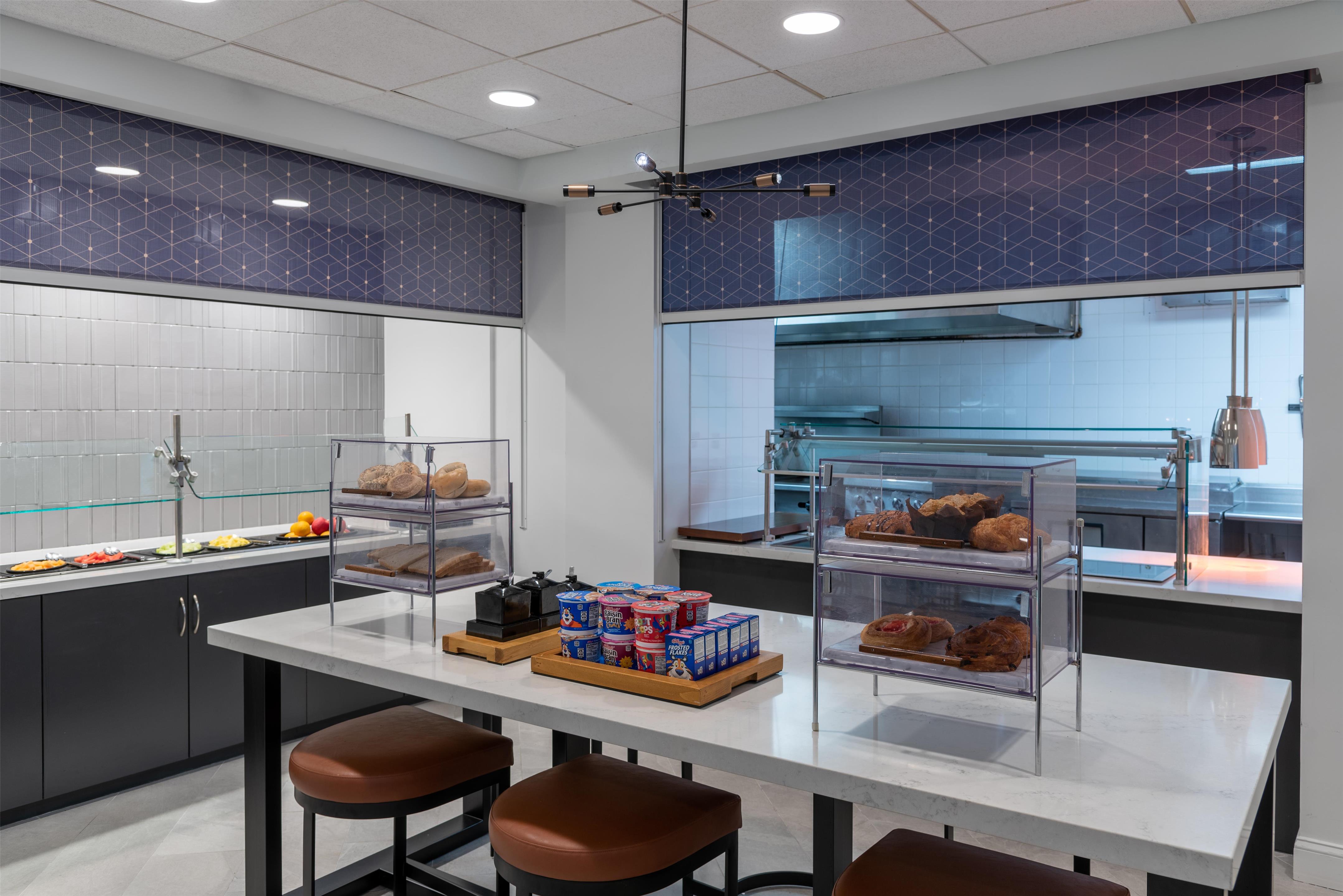 Breakfast Area | Hilton Garden Inn Arlington/Courthouse Plaza