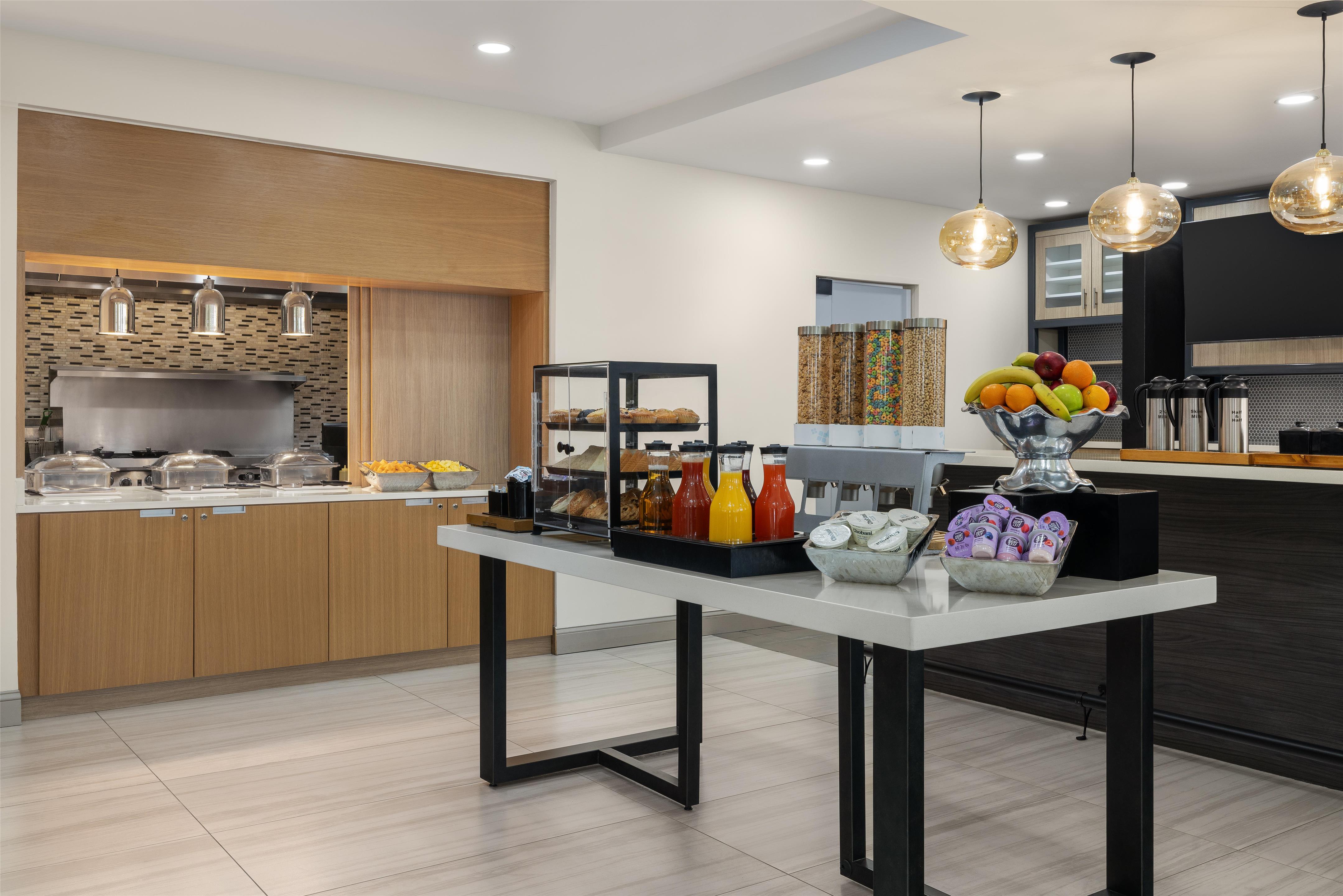Breakfast Area | Hilton Garden Inn Washington DC/Greenbelt