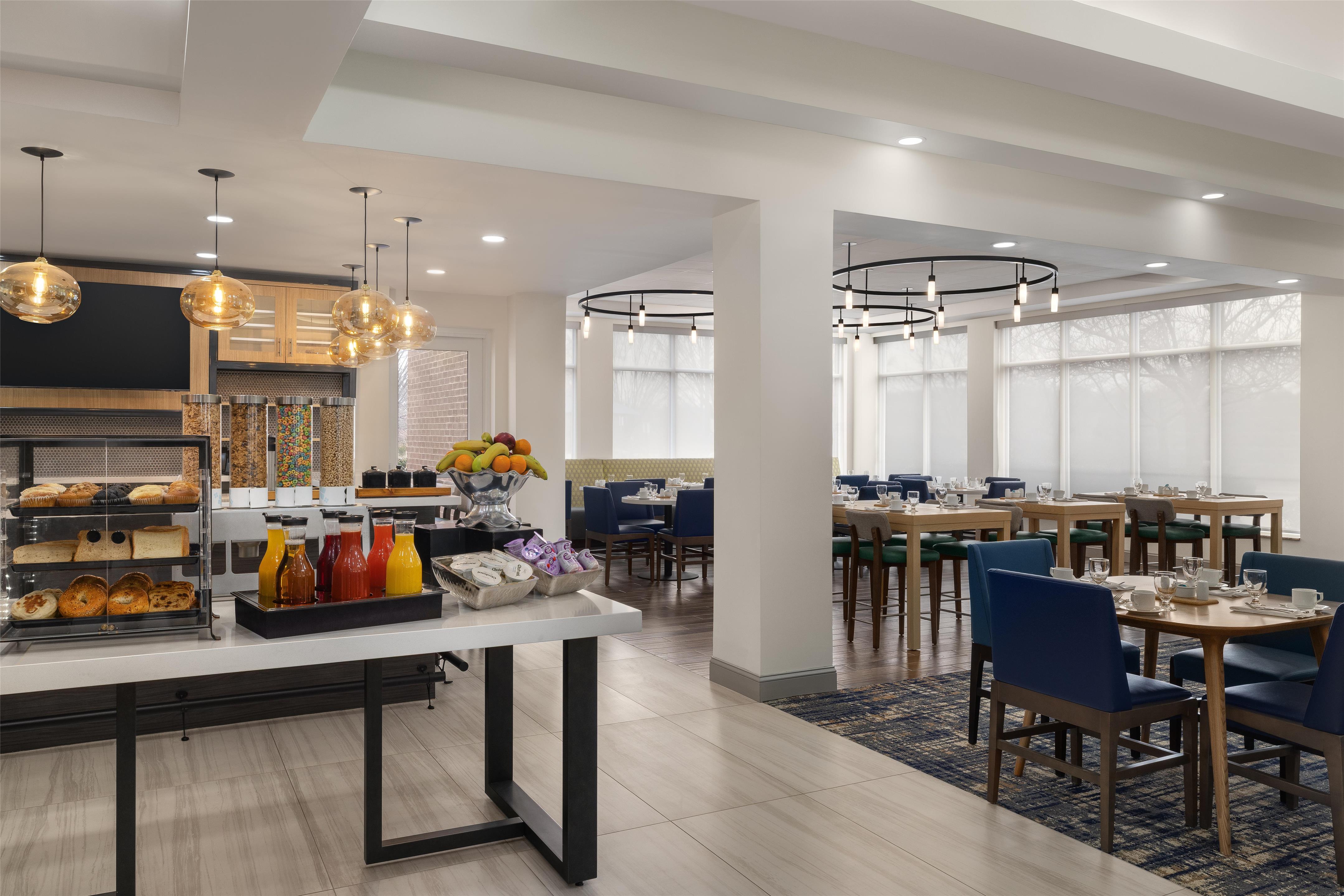 Breakfast Area | Hilton Garden Inn Washington DC/Greenbelt