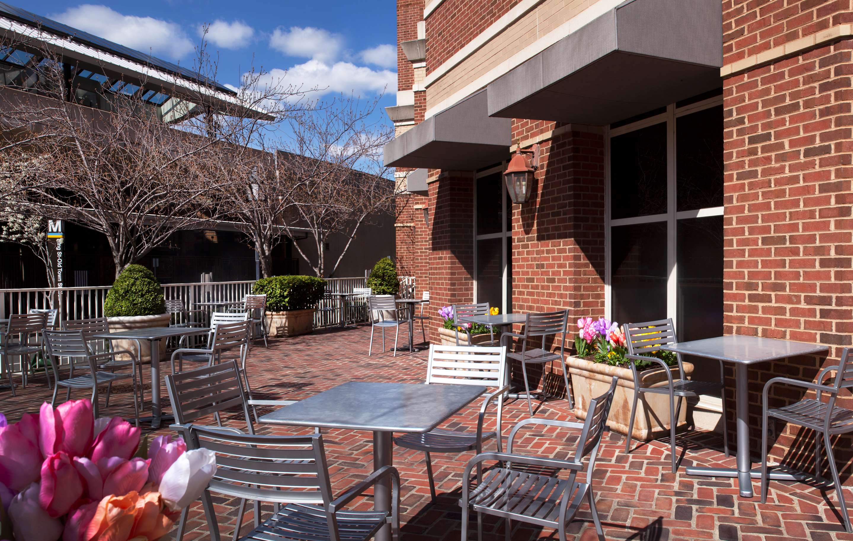 Exterior | Hilton Alexandria Old Town