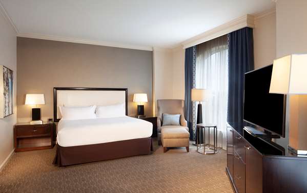  - Hilton Hotel Old Town Alexandria - I-95 & I-495, Exit 176B