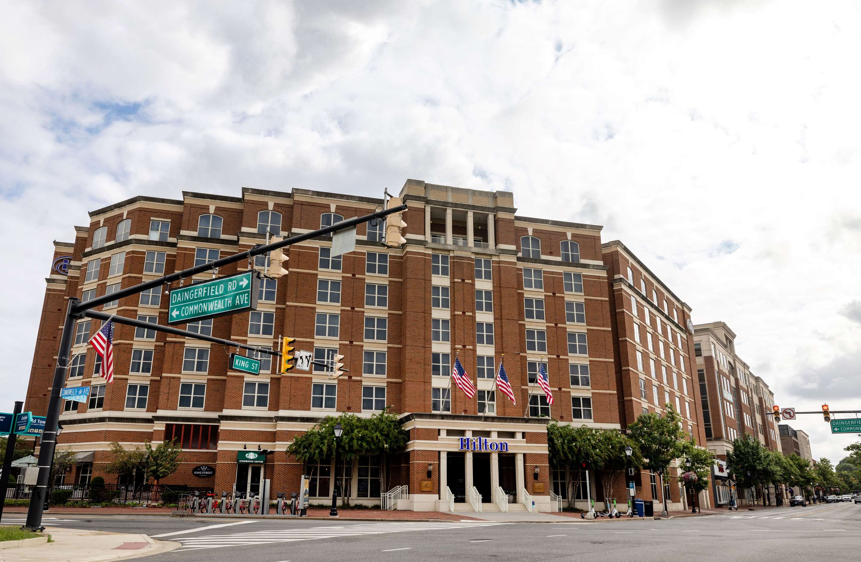 Exterior | Hilton Alexandria Old Town