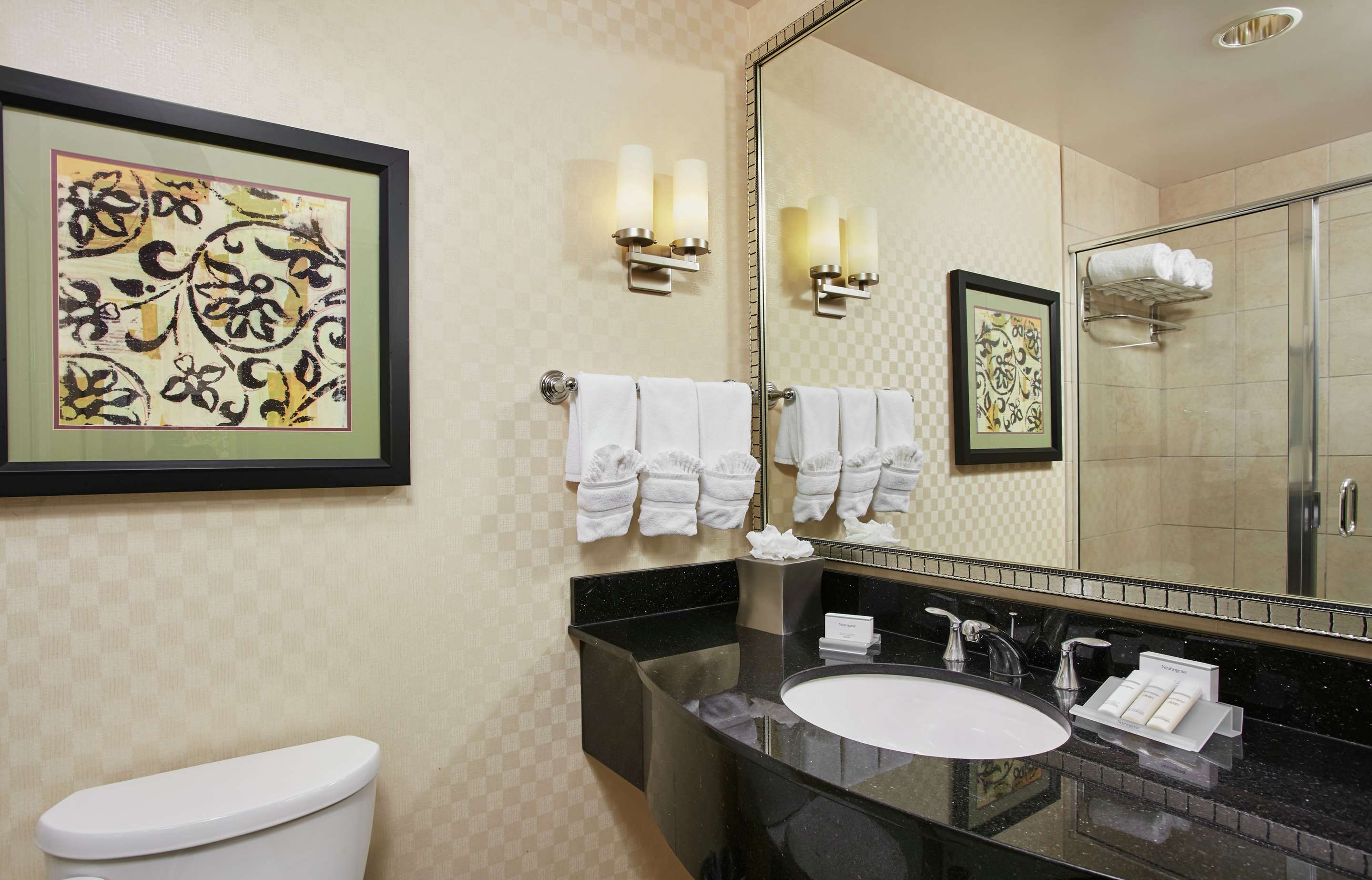 Guest room bath