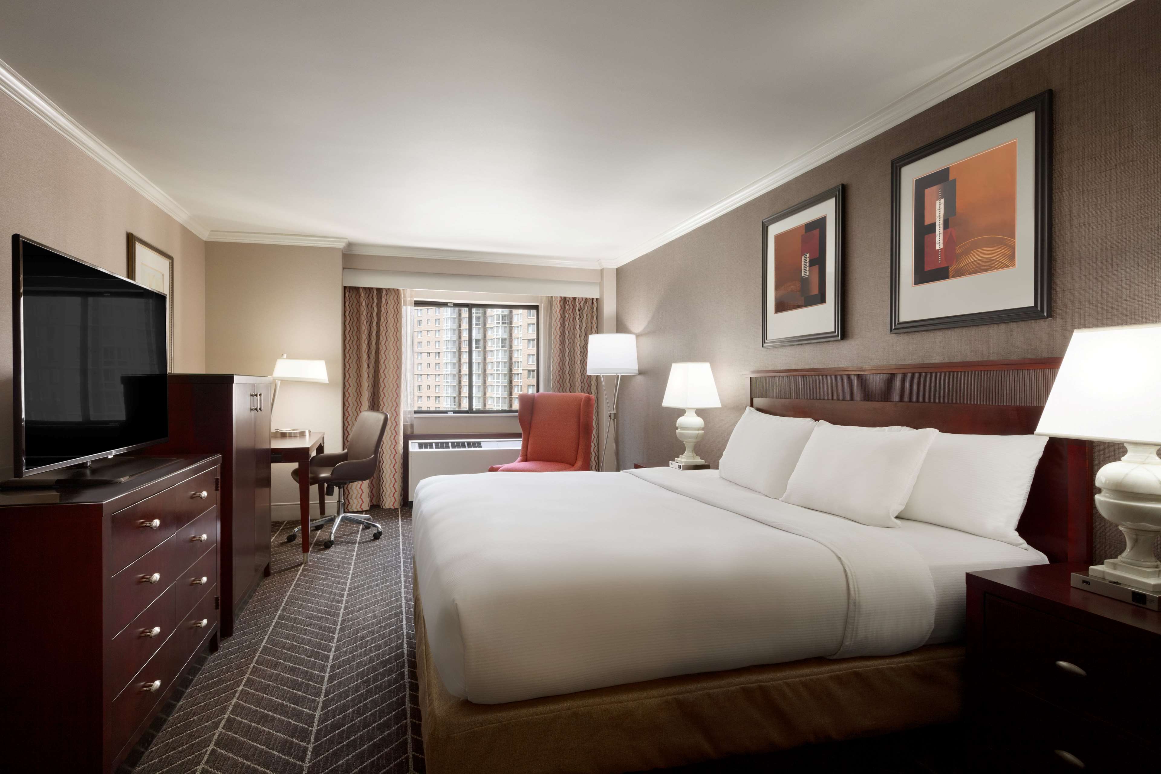 Hilton Arlington Room Type - 1 KING EXEC FLR