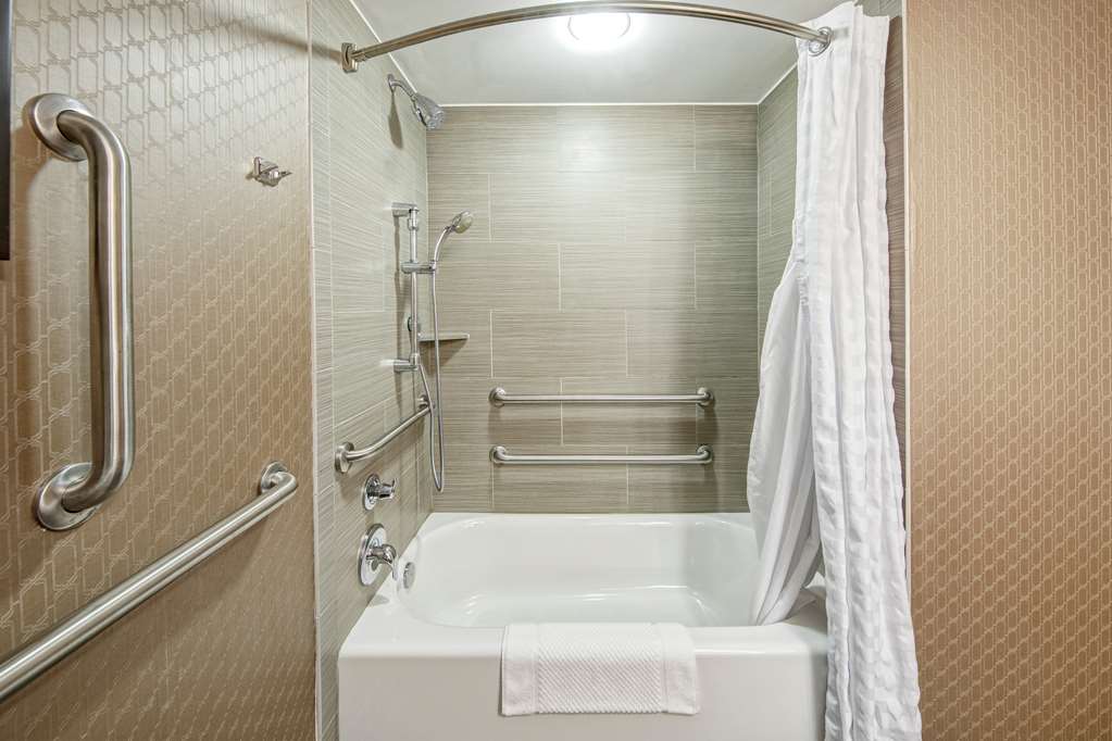 DoubleTree by Hilton Hotel Decatur Riverfront Room Type - 2QN KTCN STE MOB ACC W TUB