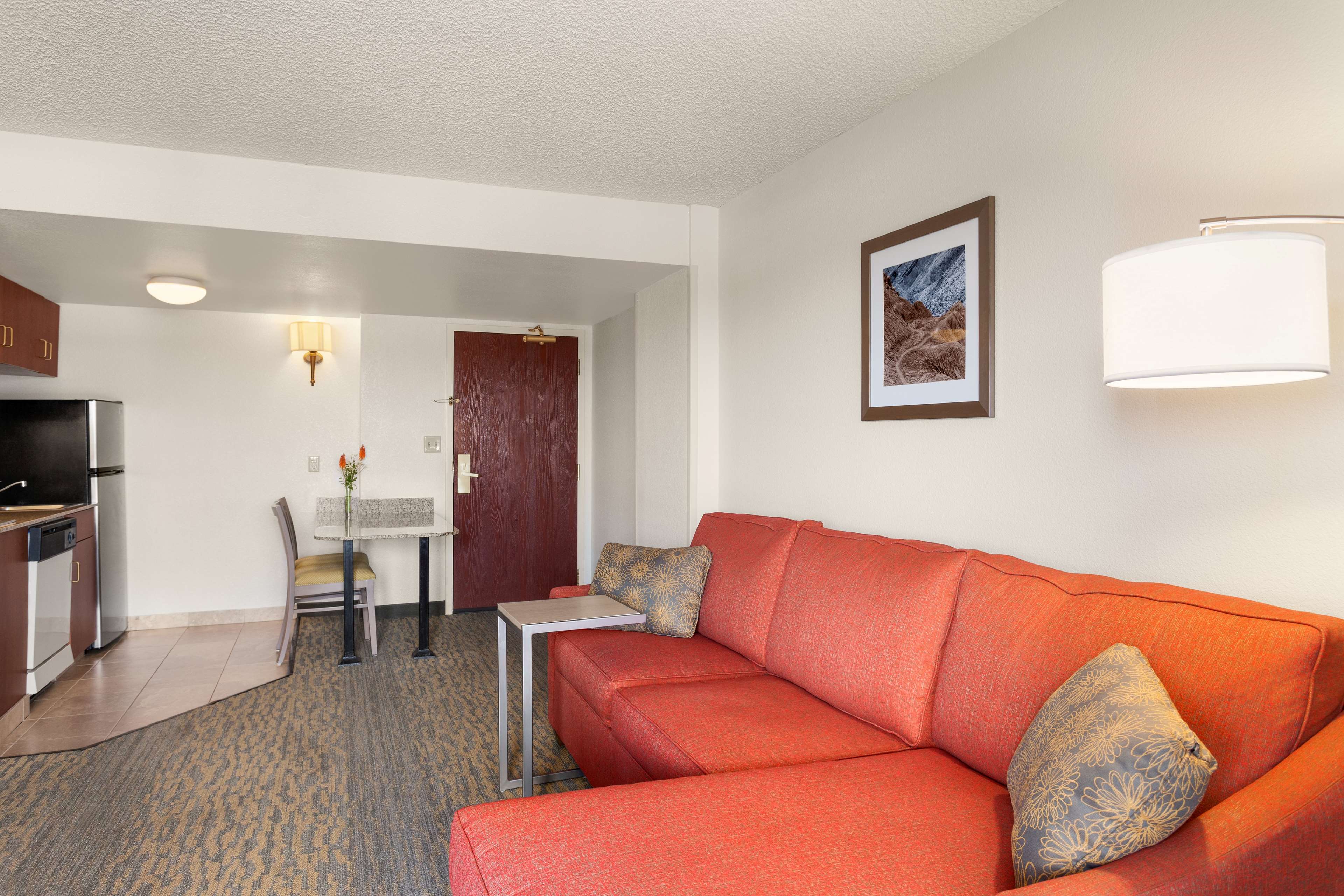 Hampton Inn & Suites Denver - Cherry Creek Room Type - 1K 1BR STE MTNVW- BALCONY