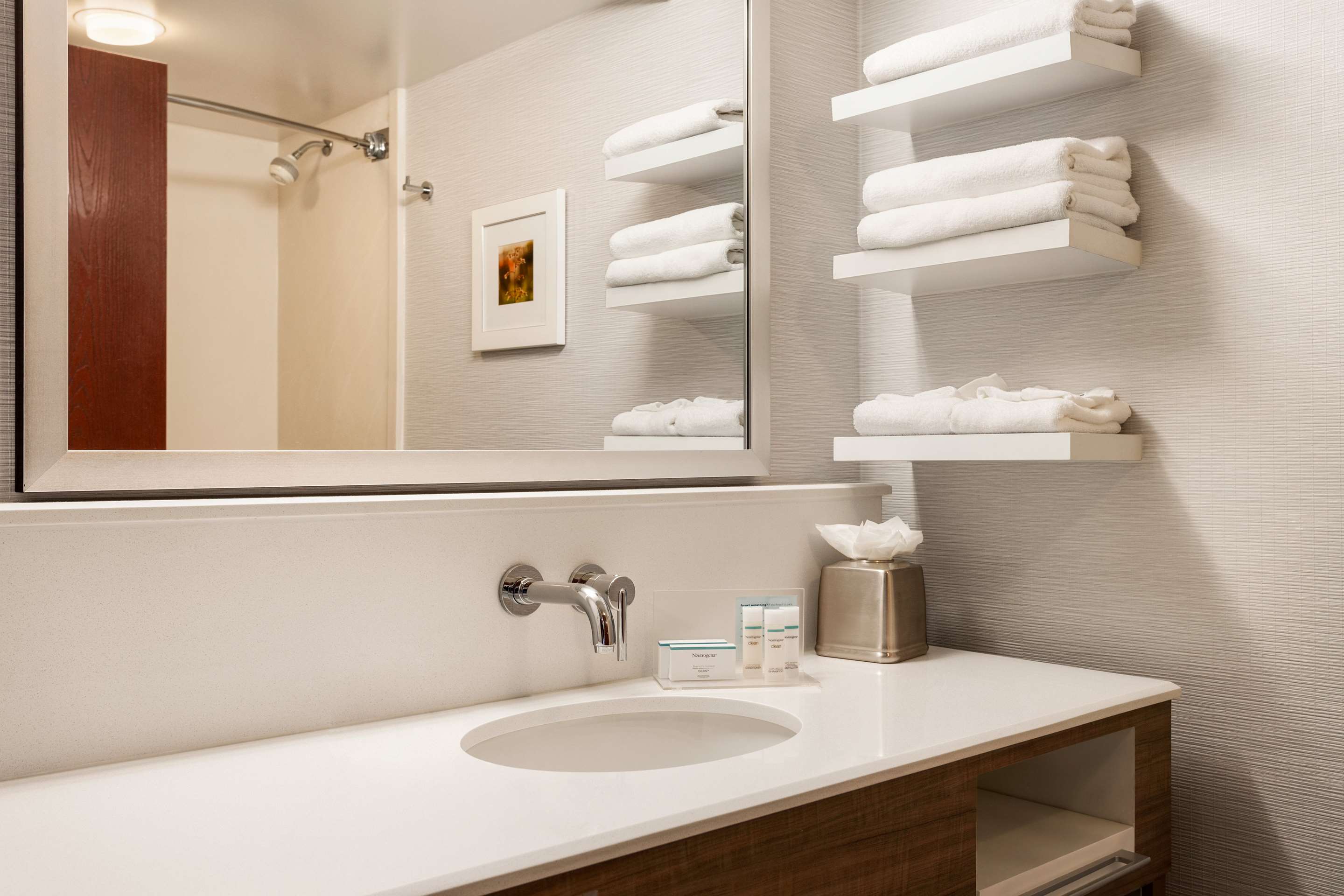 Guest room bath