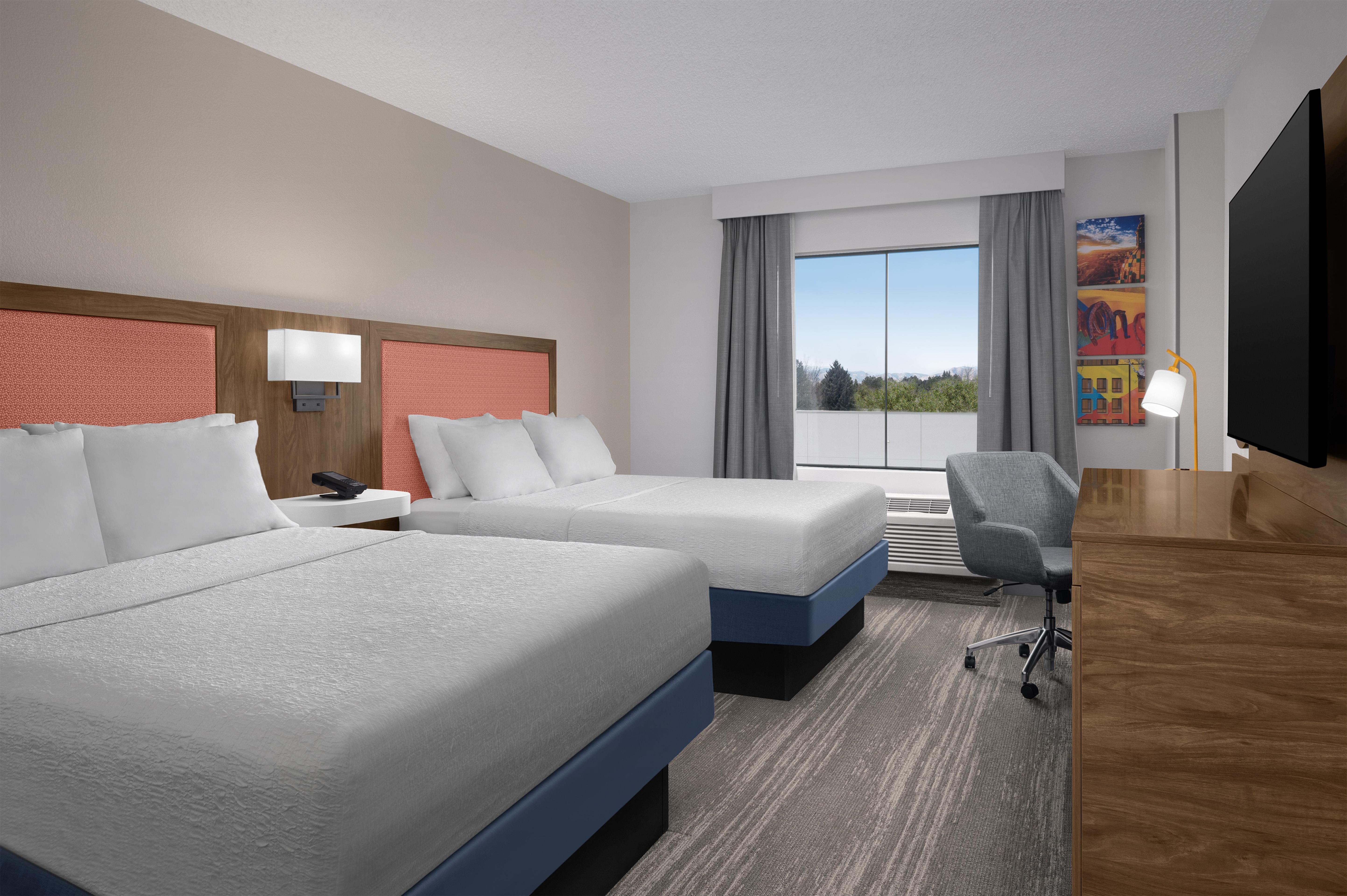 Hampton Inn & Suites Denver - Cherry Creek Room Type - 2 QNS MTN VW MIC FRIDGE