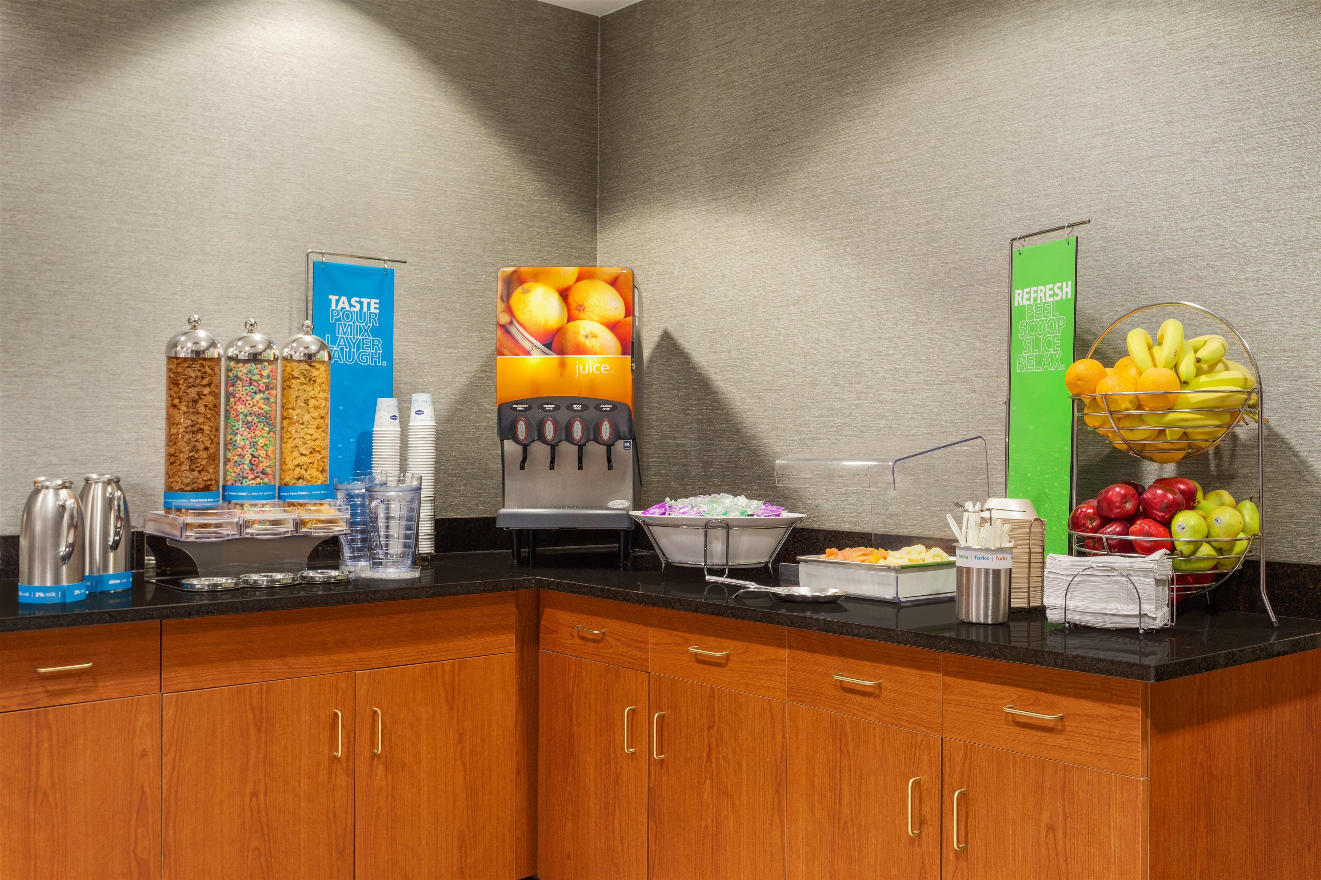 Breakfast Area | Hampton Inn & Suites Denver - Cherry Creek