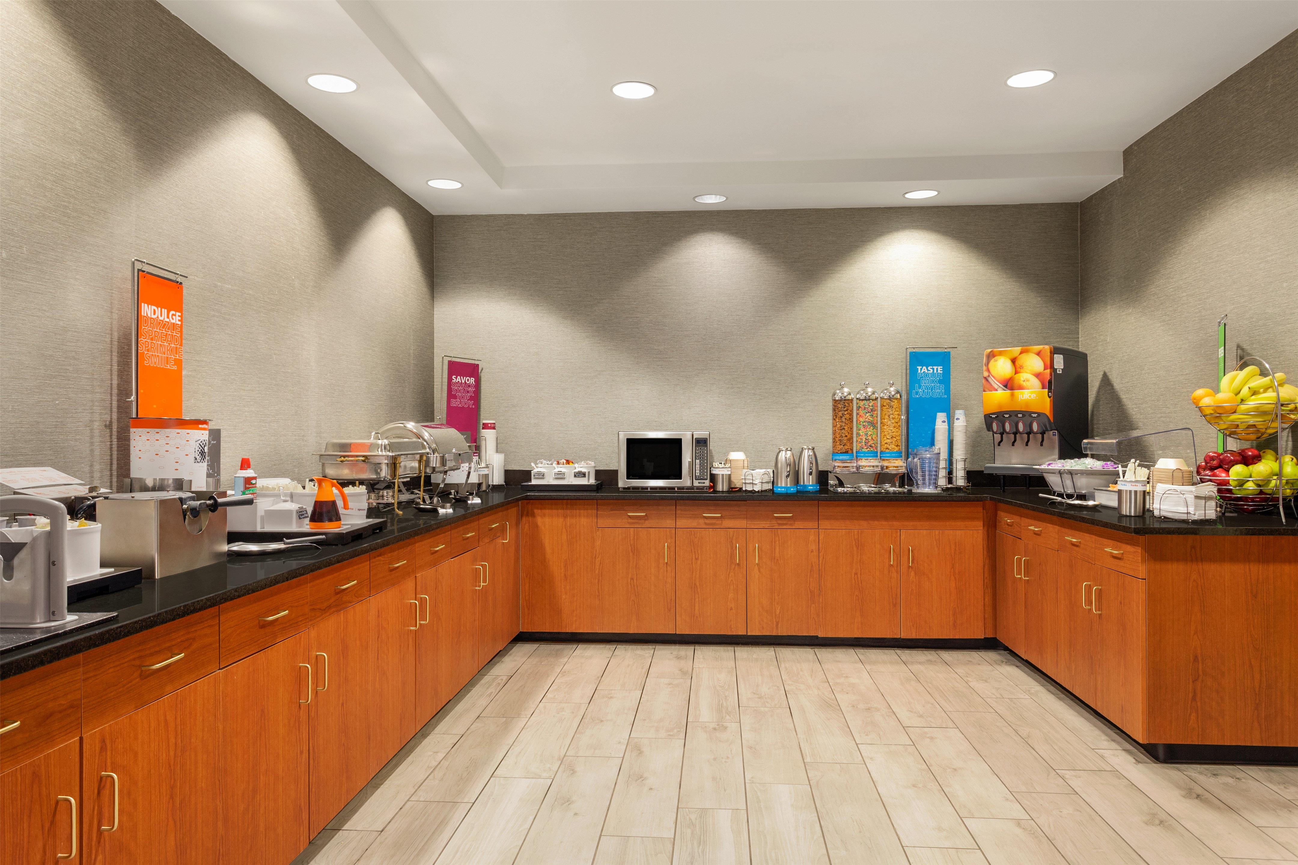 Breakfast Area | Hampton Inn & Suites Denver - Cherry Creek