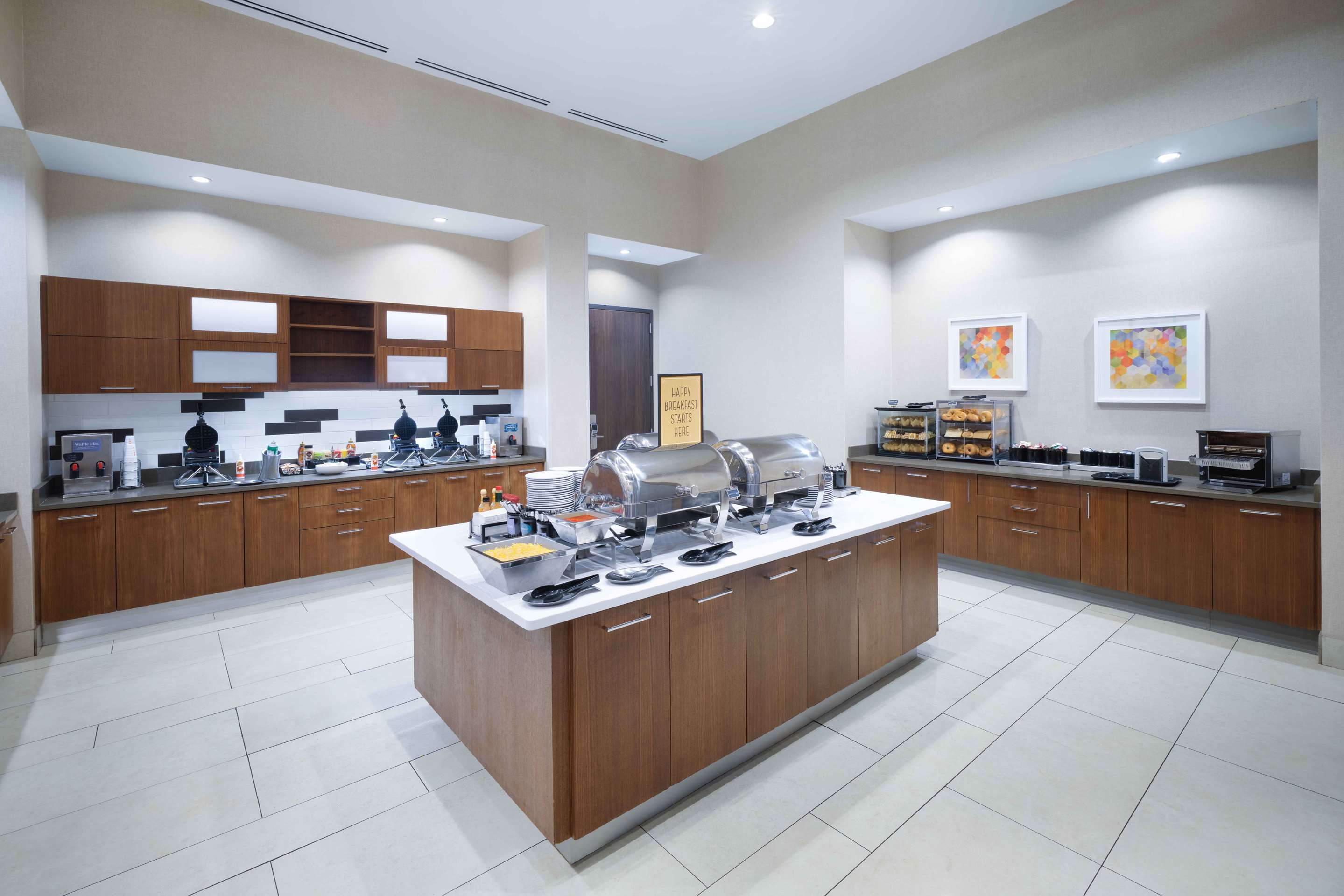Breakfast Area | Hampton Inn & Suites Denver Downtown-Convention Center
