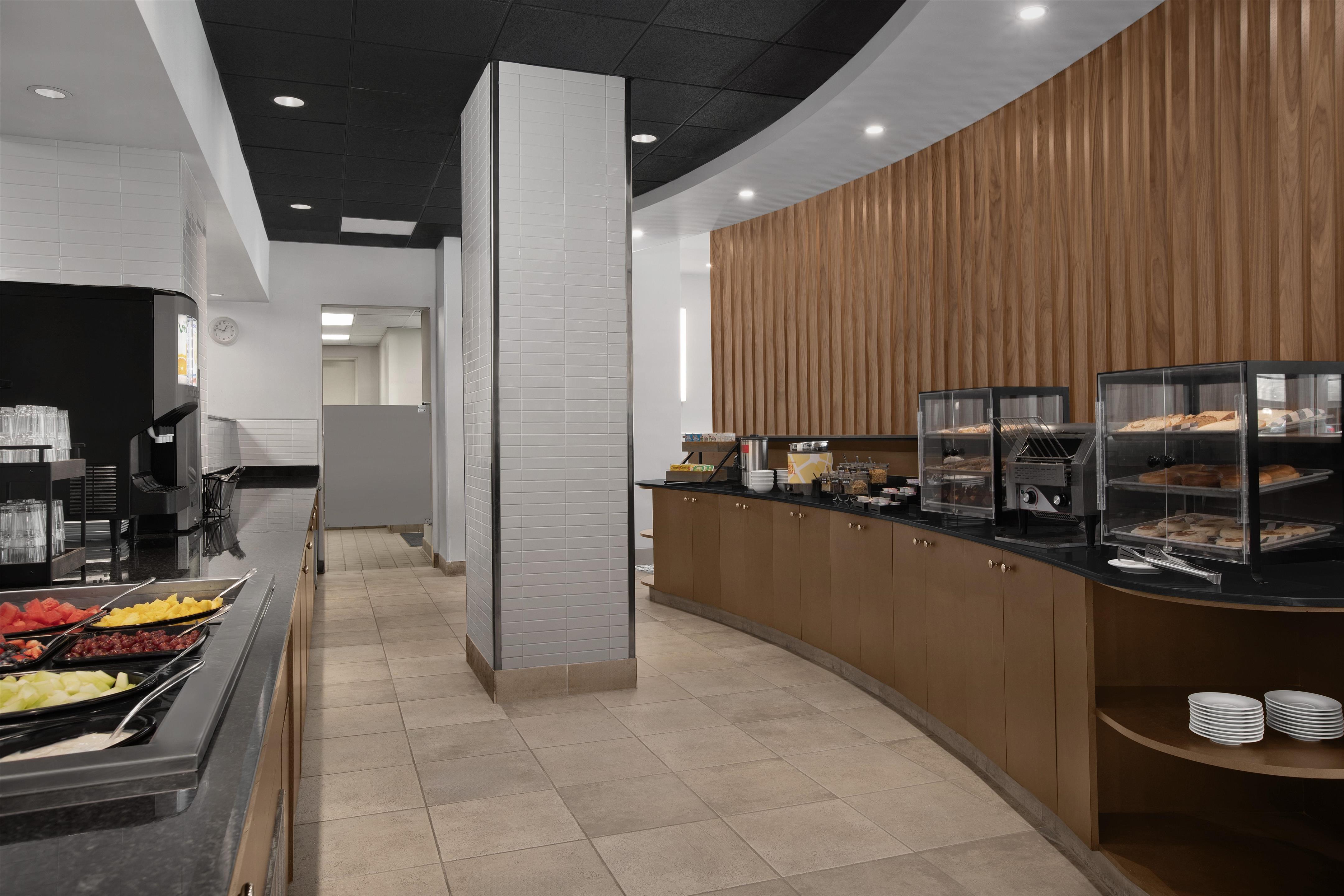 Breakfast Area | Hilton Garden Inn Denver Downtown