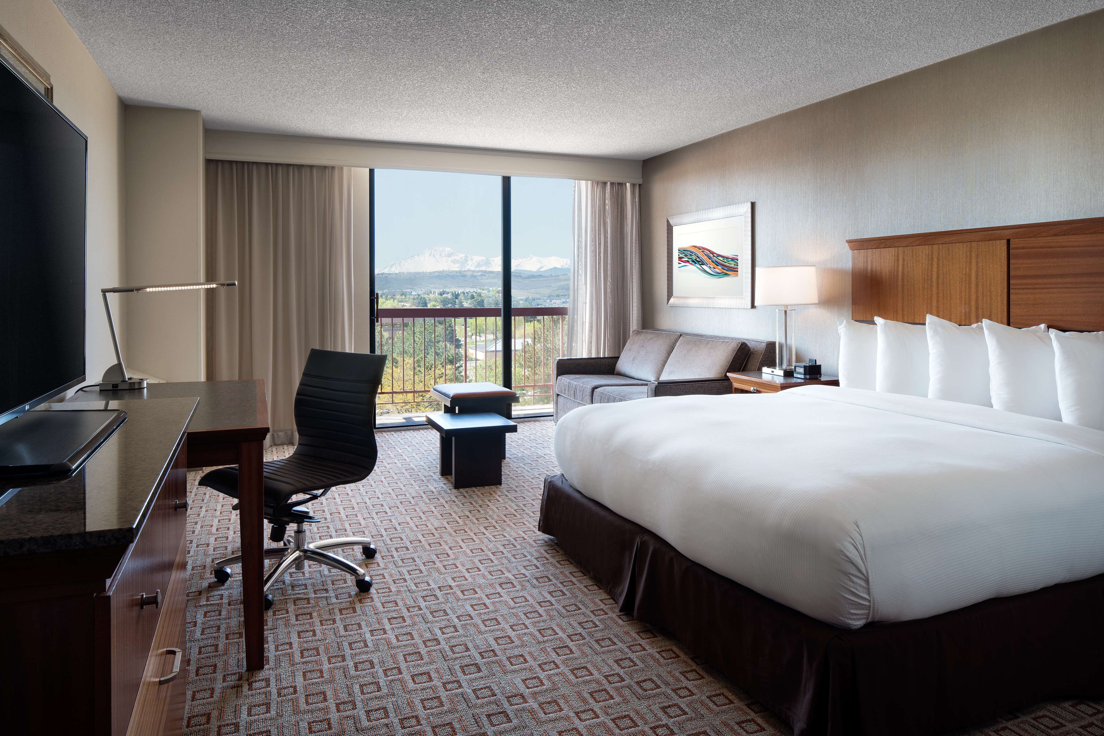 DoubleTree by Hilton Denver Tech Center Room Type - 1 KING CORNER RM CMP WIFI