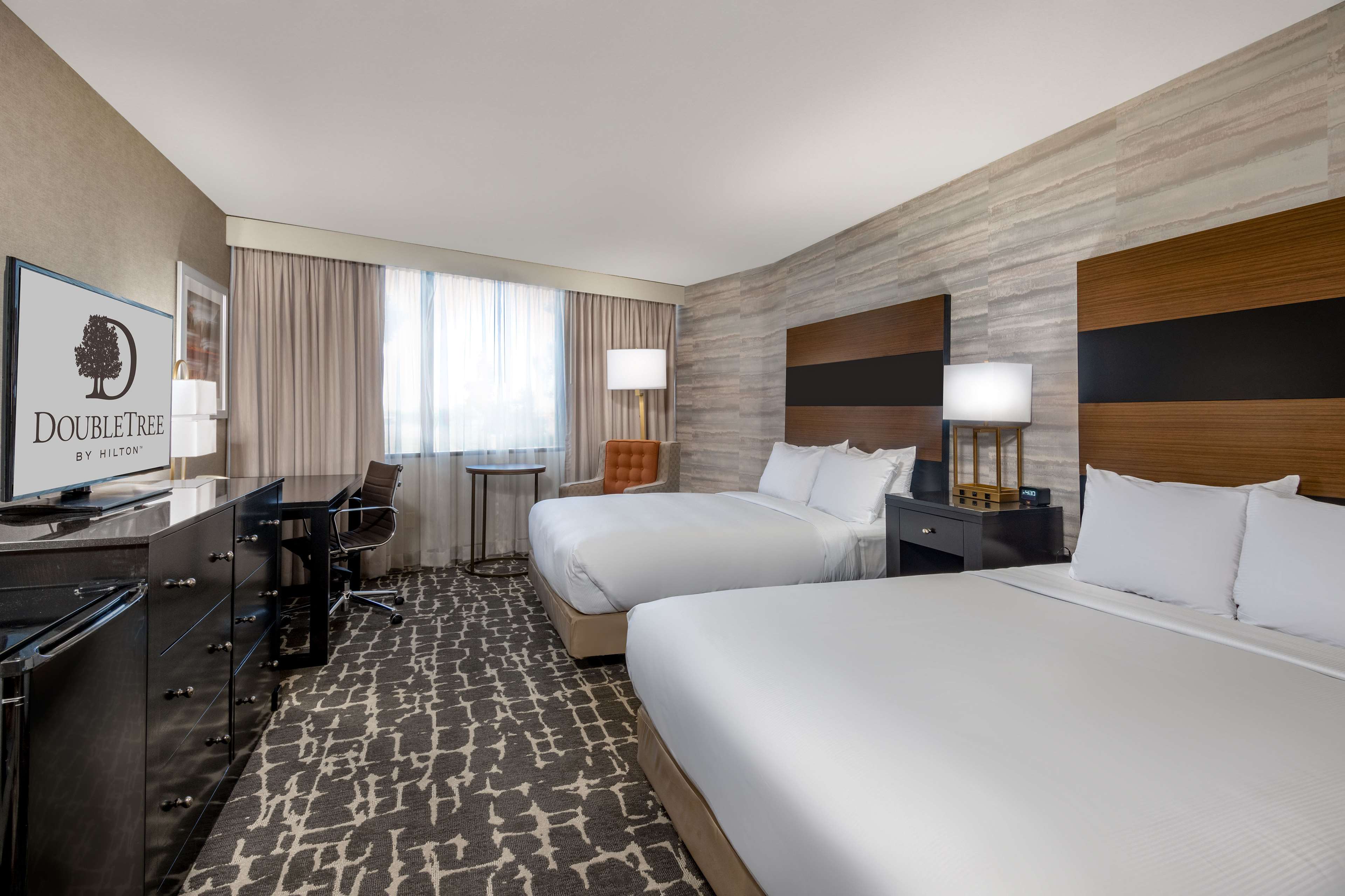 DOUBLETREE BY HILTON DENVER SE Room Type - 2 QN MOB ACCESS W RI SHWR