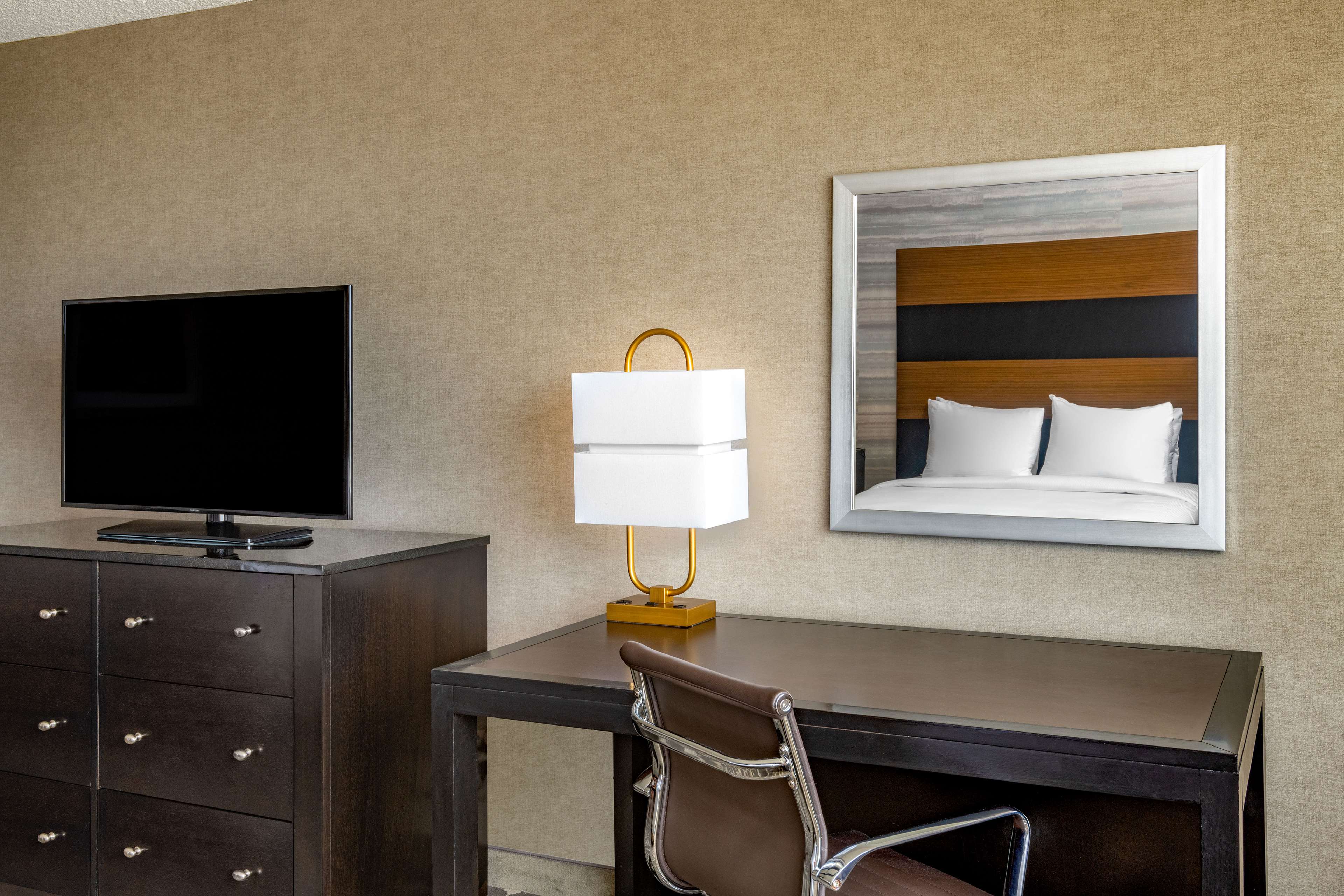DOUBLETREE BY HILTON DENVER SE Room Type - 2 QUEENS W  MOUINTAIN VIEW