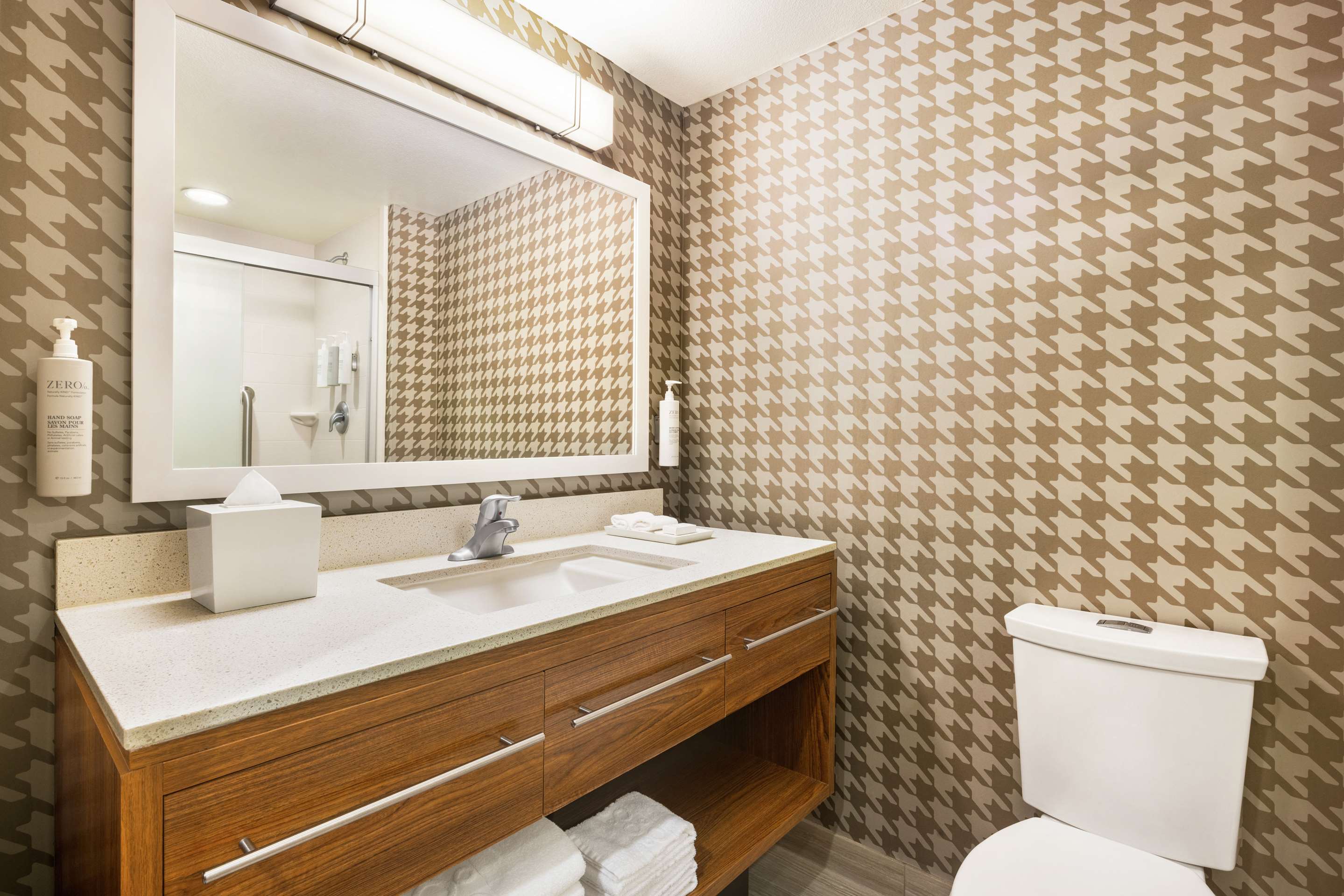 Guest room bath