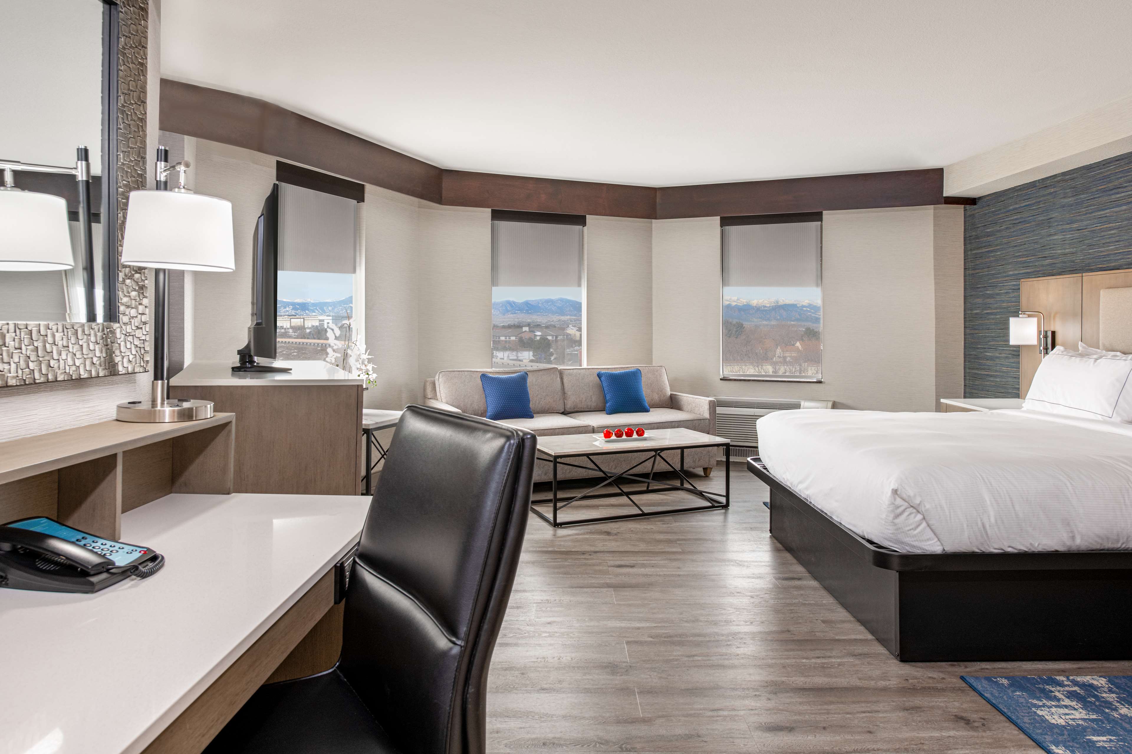 Doubletree by Hilton Hotel Denver - Thornton Room Type - 1 KING DLX MTN VIEW FRIDGE