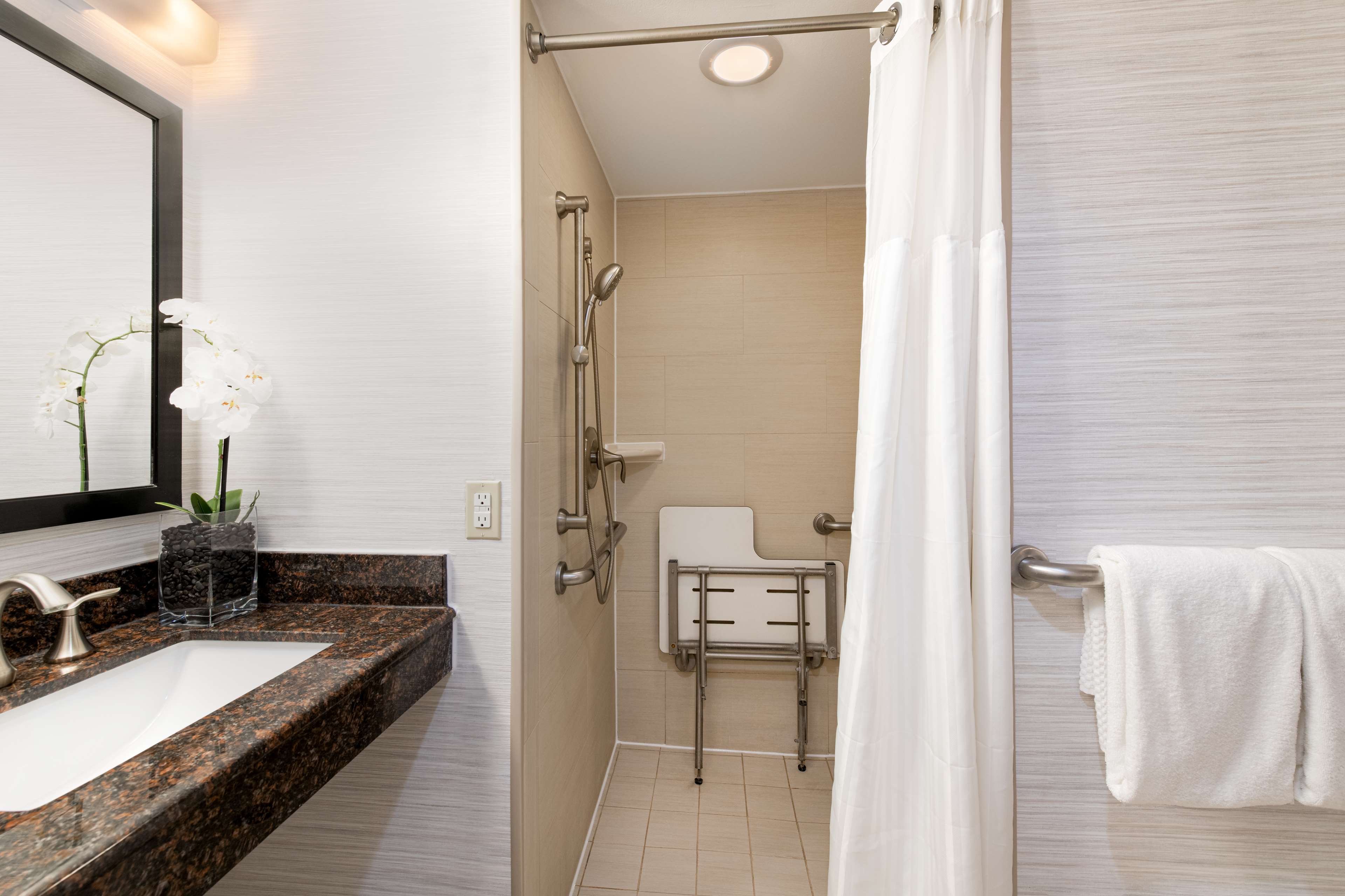 Doubletree by Hilton Hotel Denver - Thornton Room Type - 1KG MOB HEAR ACC RI-SHWR