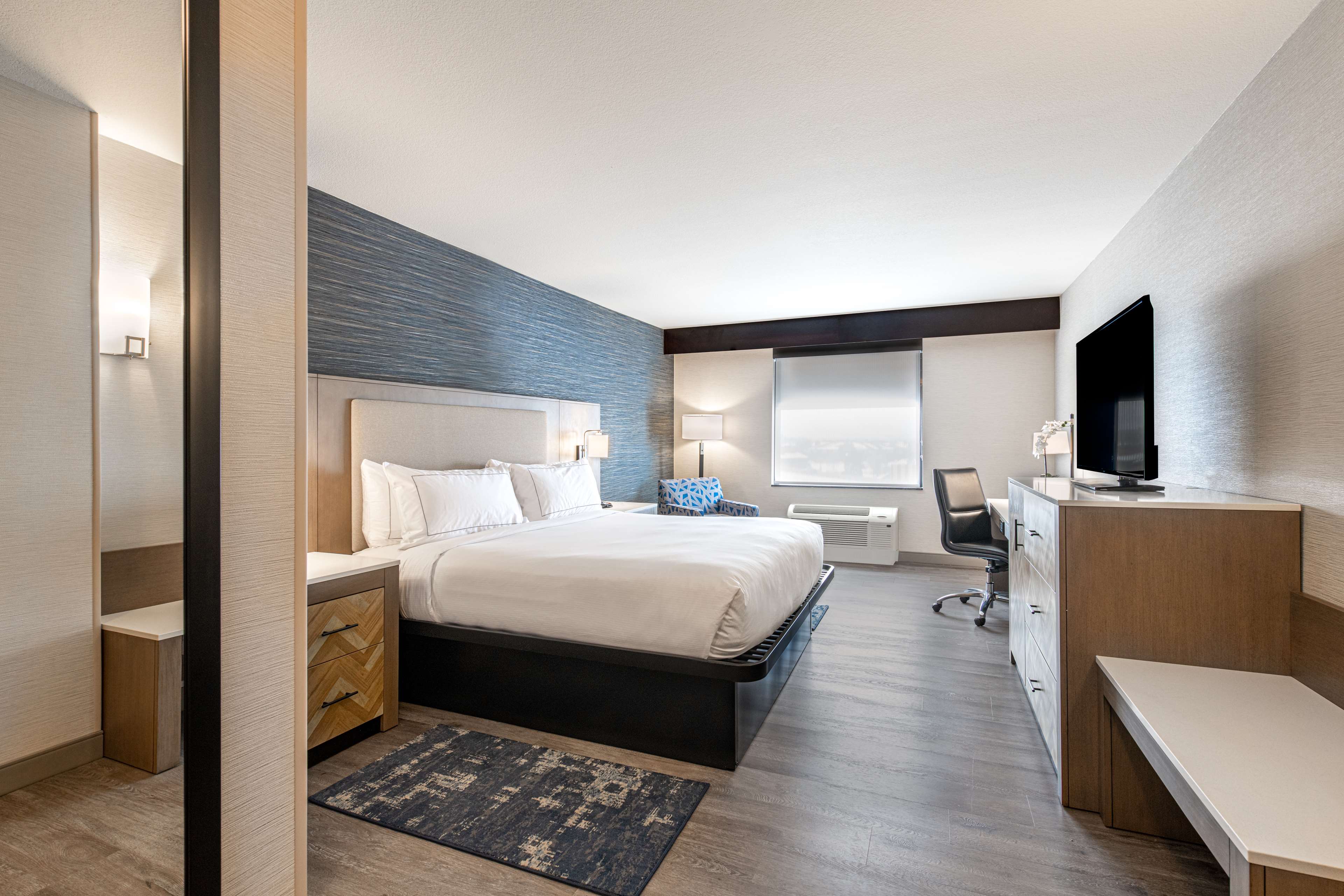 Doubletree by Hilton Hotel Denver - Thornton Room Type - 1 KING - WIFI - FRIDGE