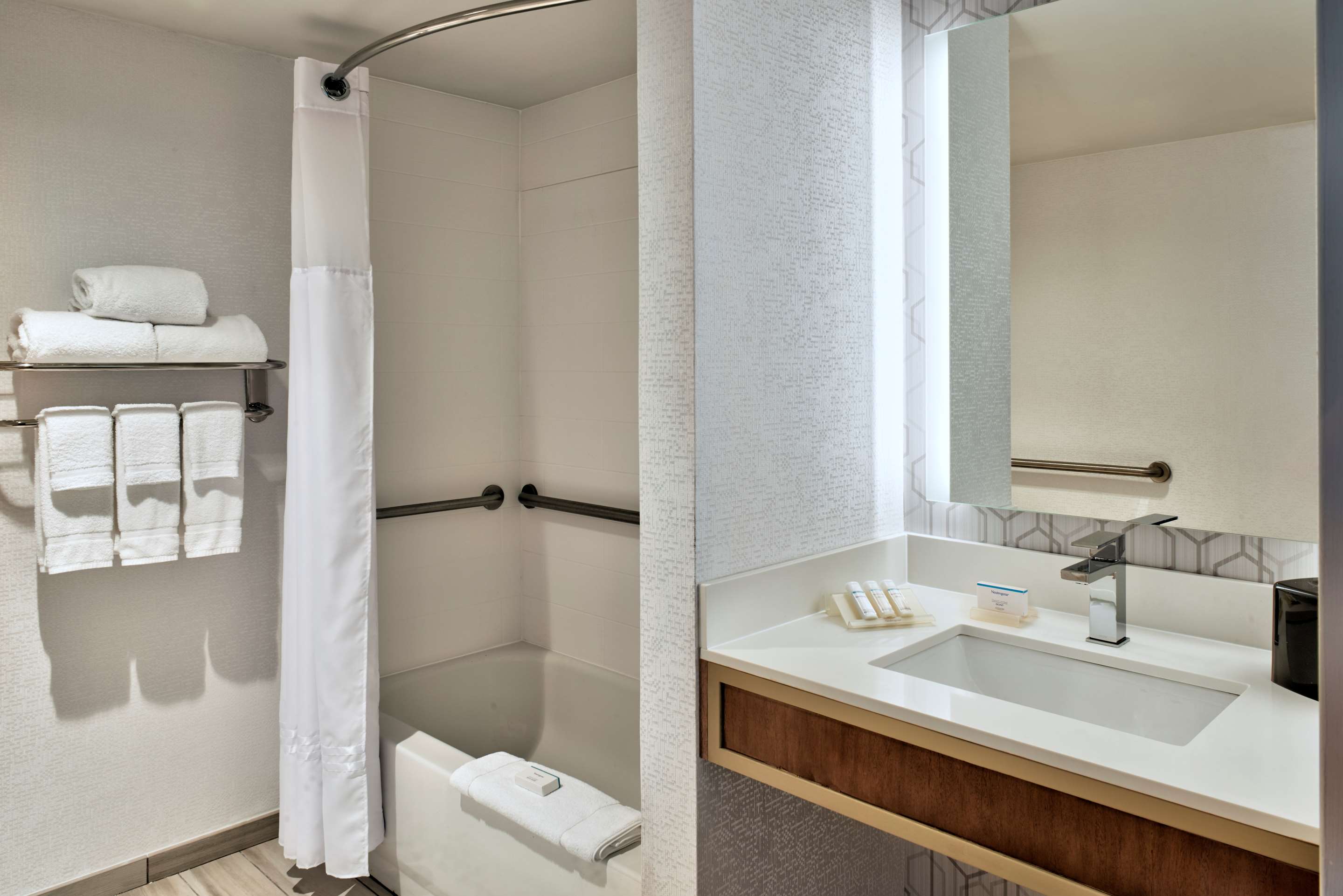Guest room bath