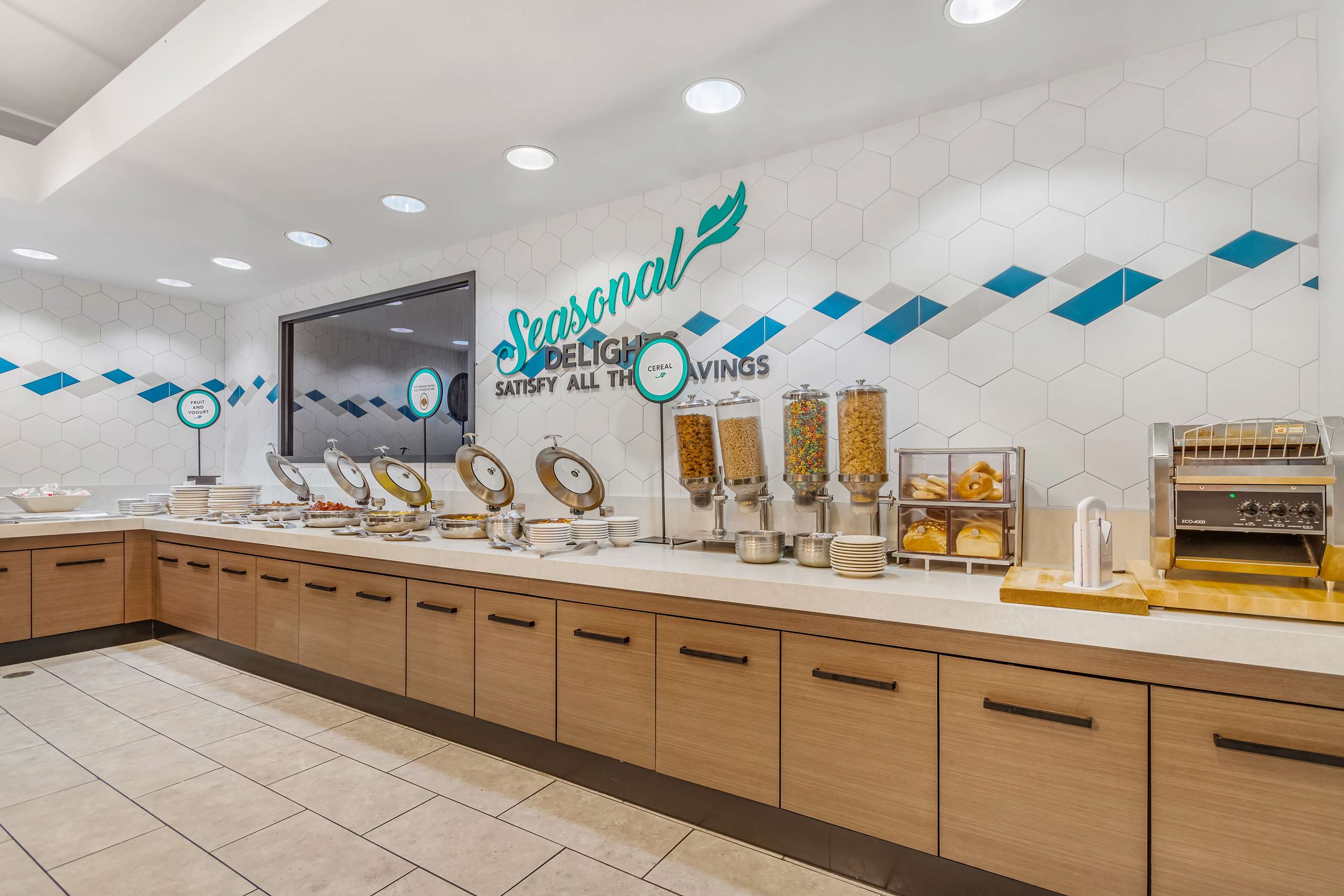Breakfast Area | Embassy Suites by Hilton Detroit Metro Airport
