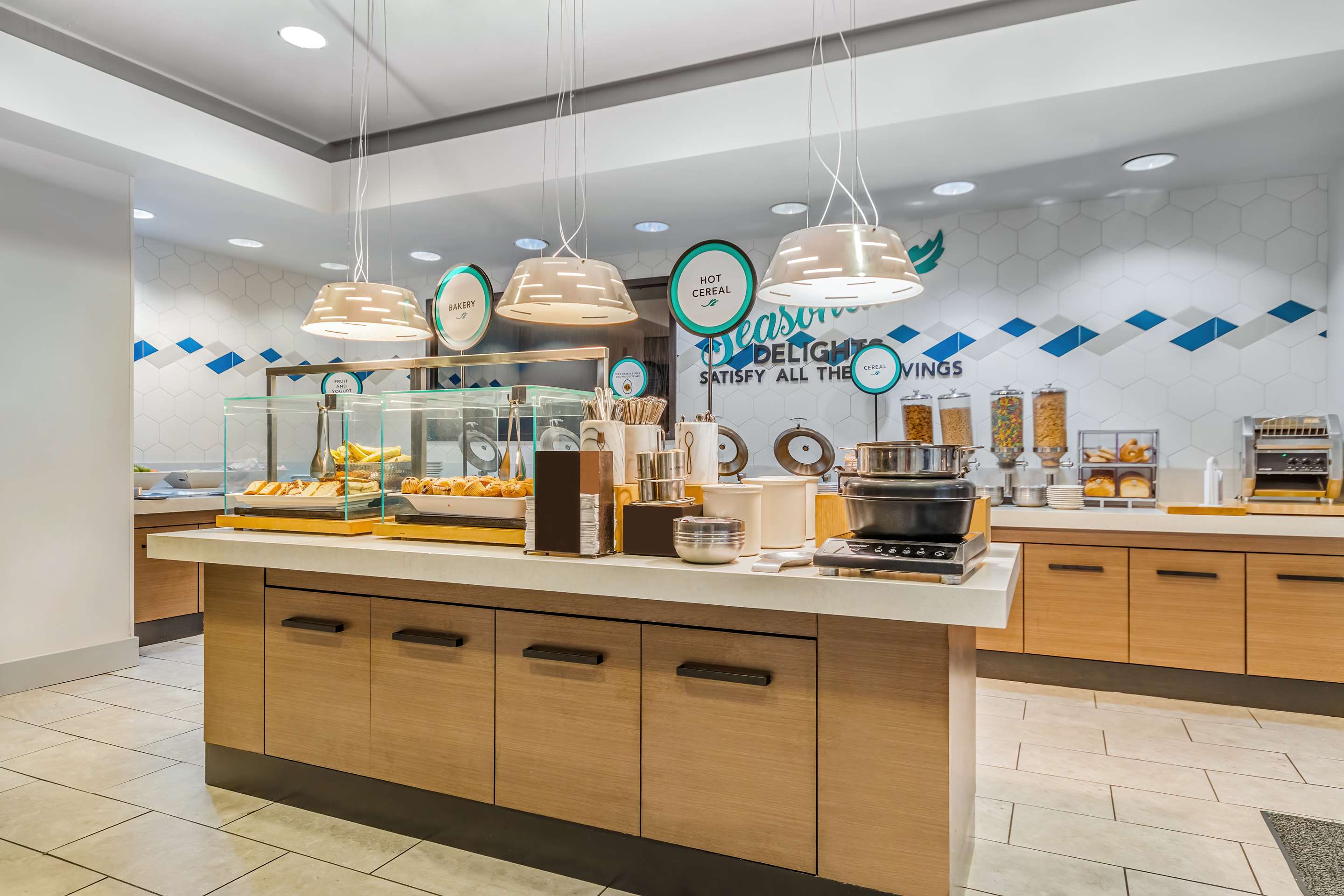 Breakfast Area | Embassy Suites by Hilton Detroit Metro Airport