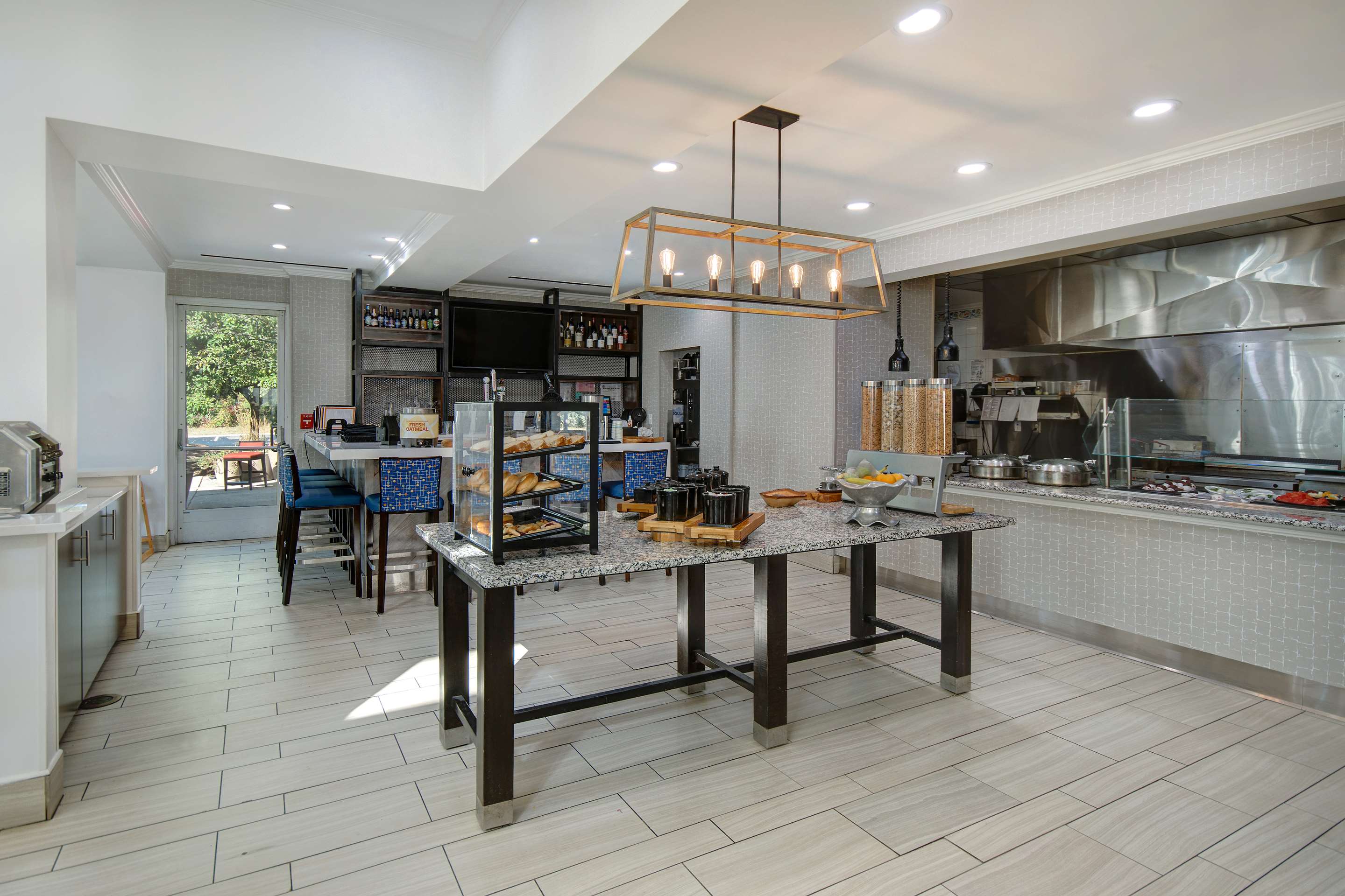Breakfast Area | Hilton Garden Inn Detroit Metro Airport