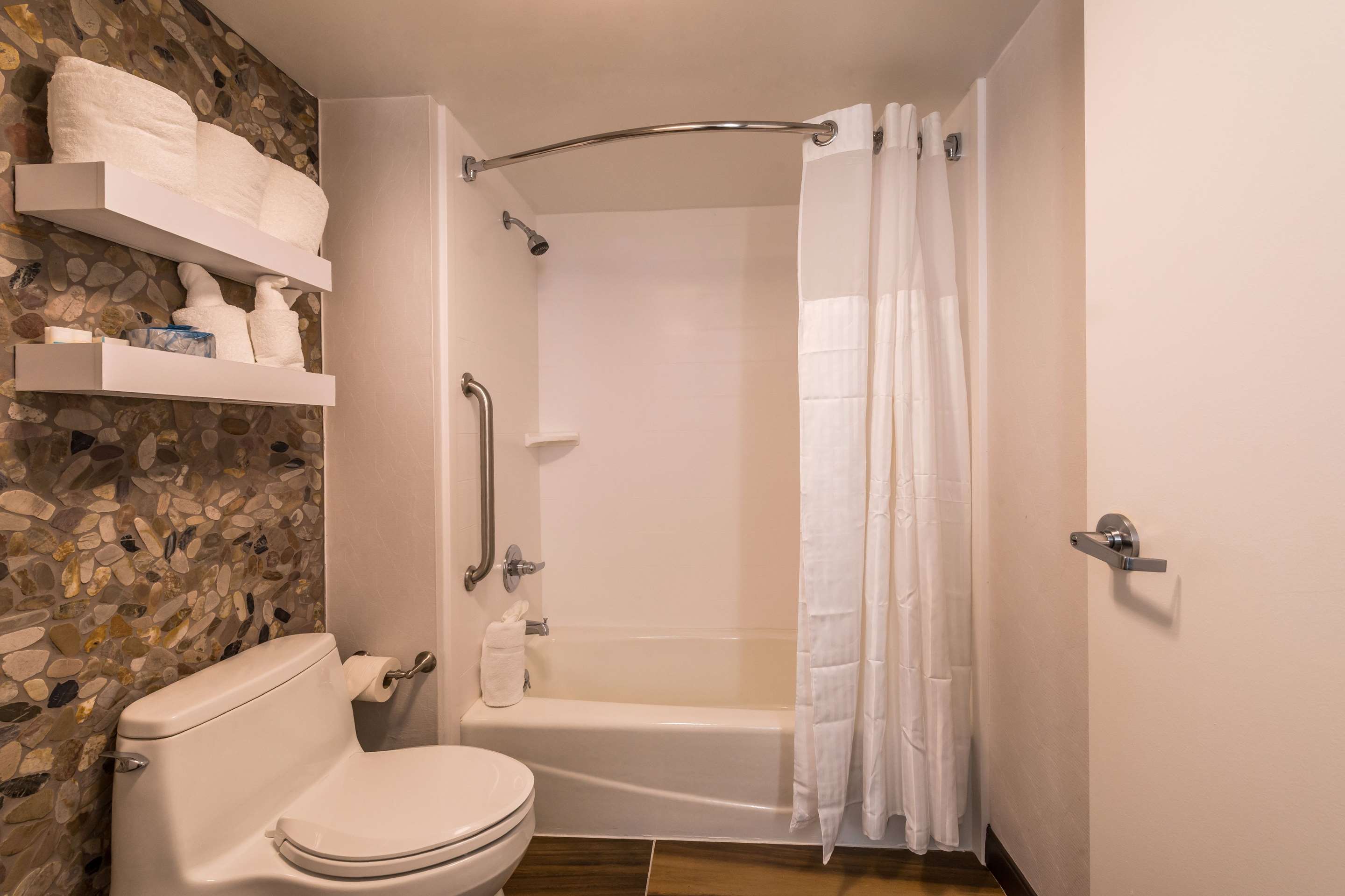 Guest room bath