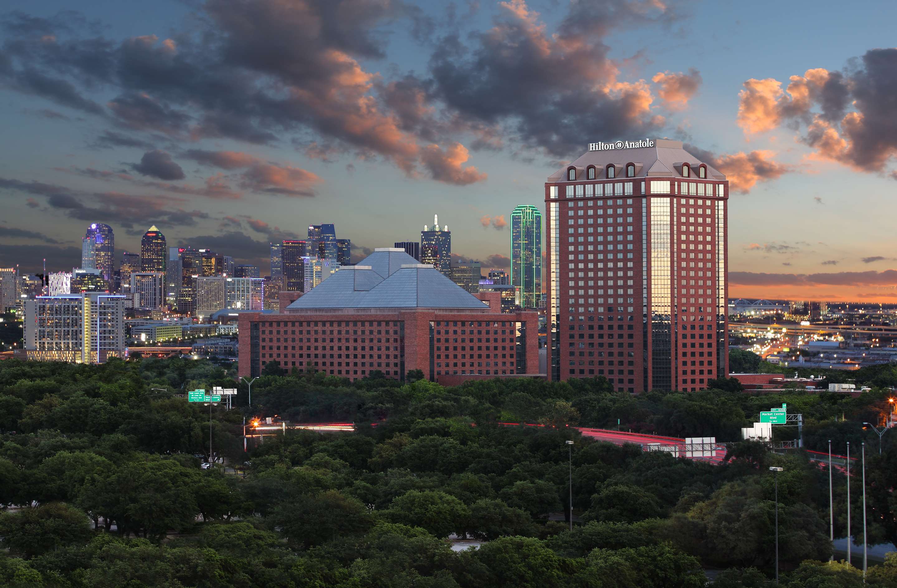 Exterior | Hilton Anatole