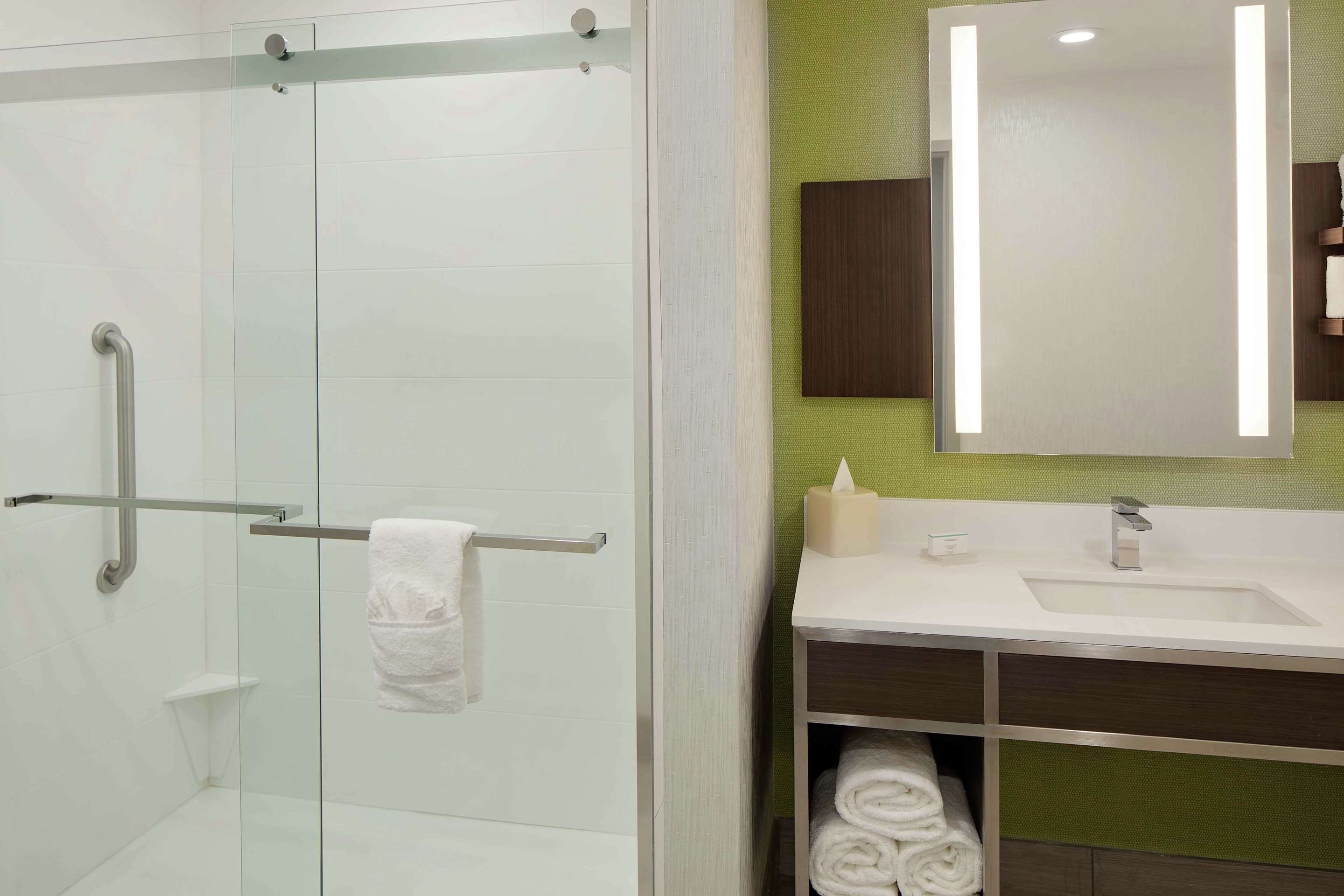Guest room bath