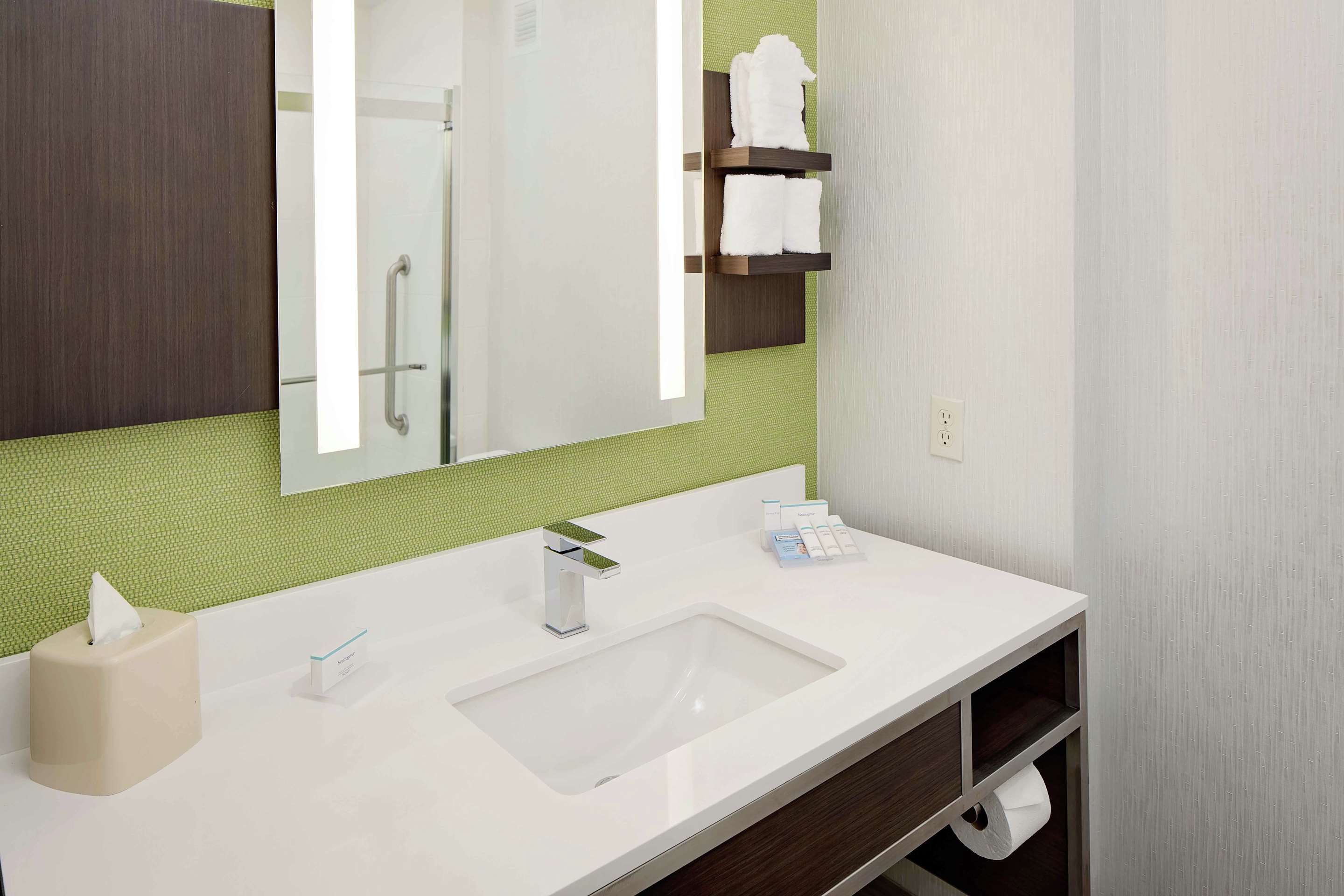 Guest room bath