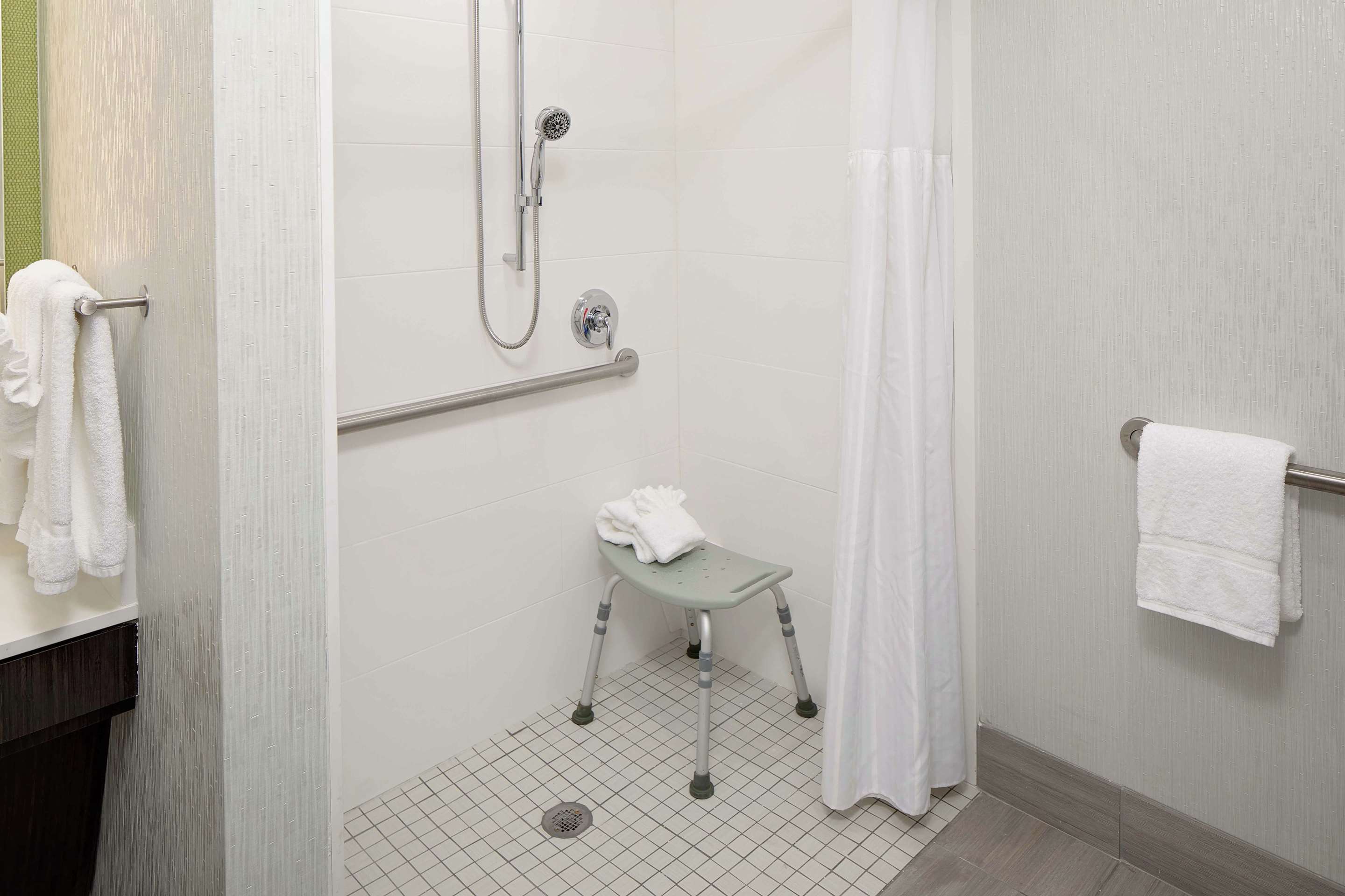 Guest room bath