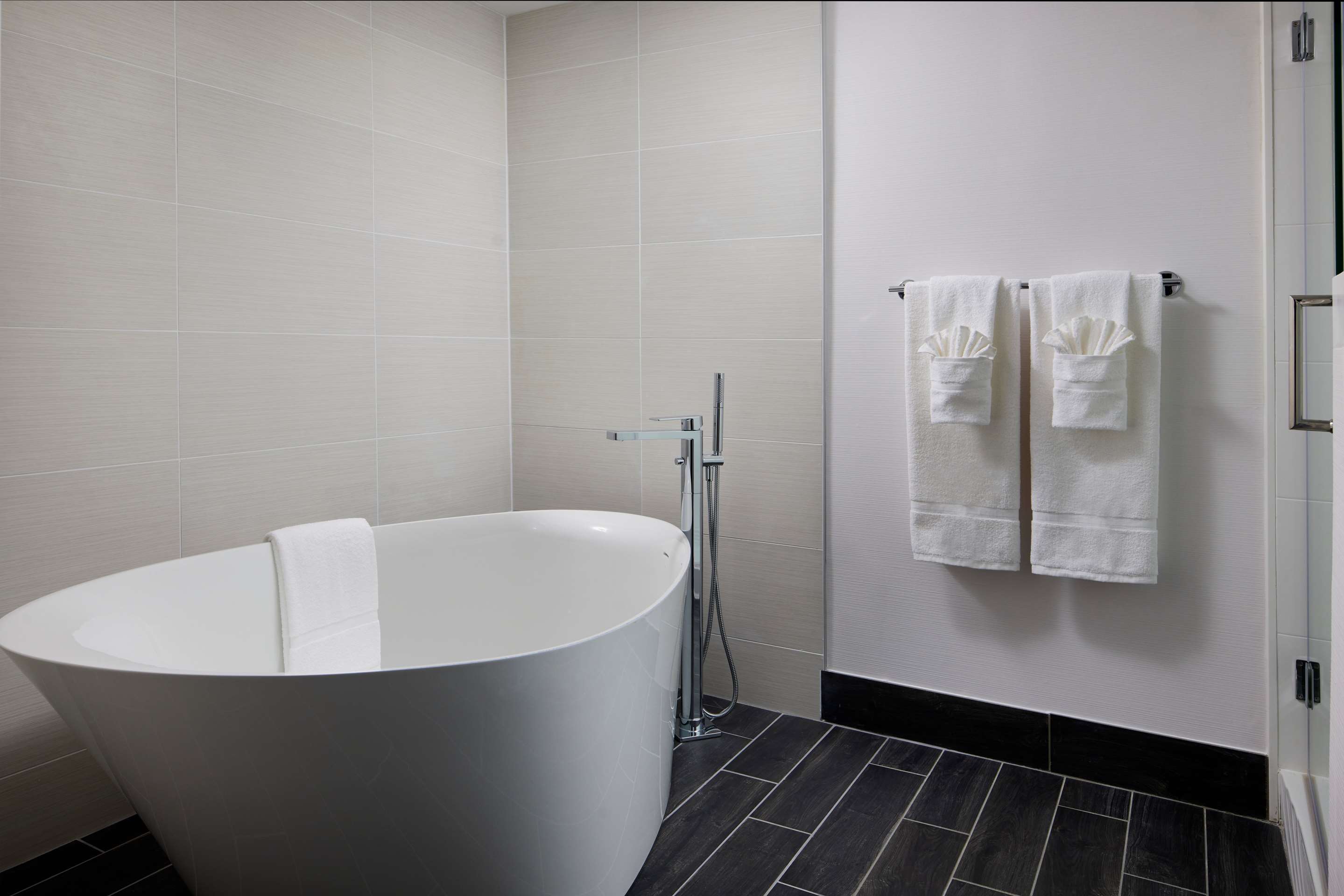 Guest room bath