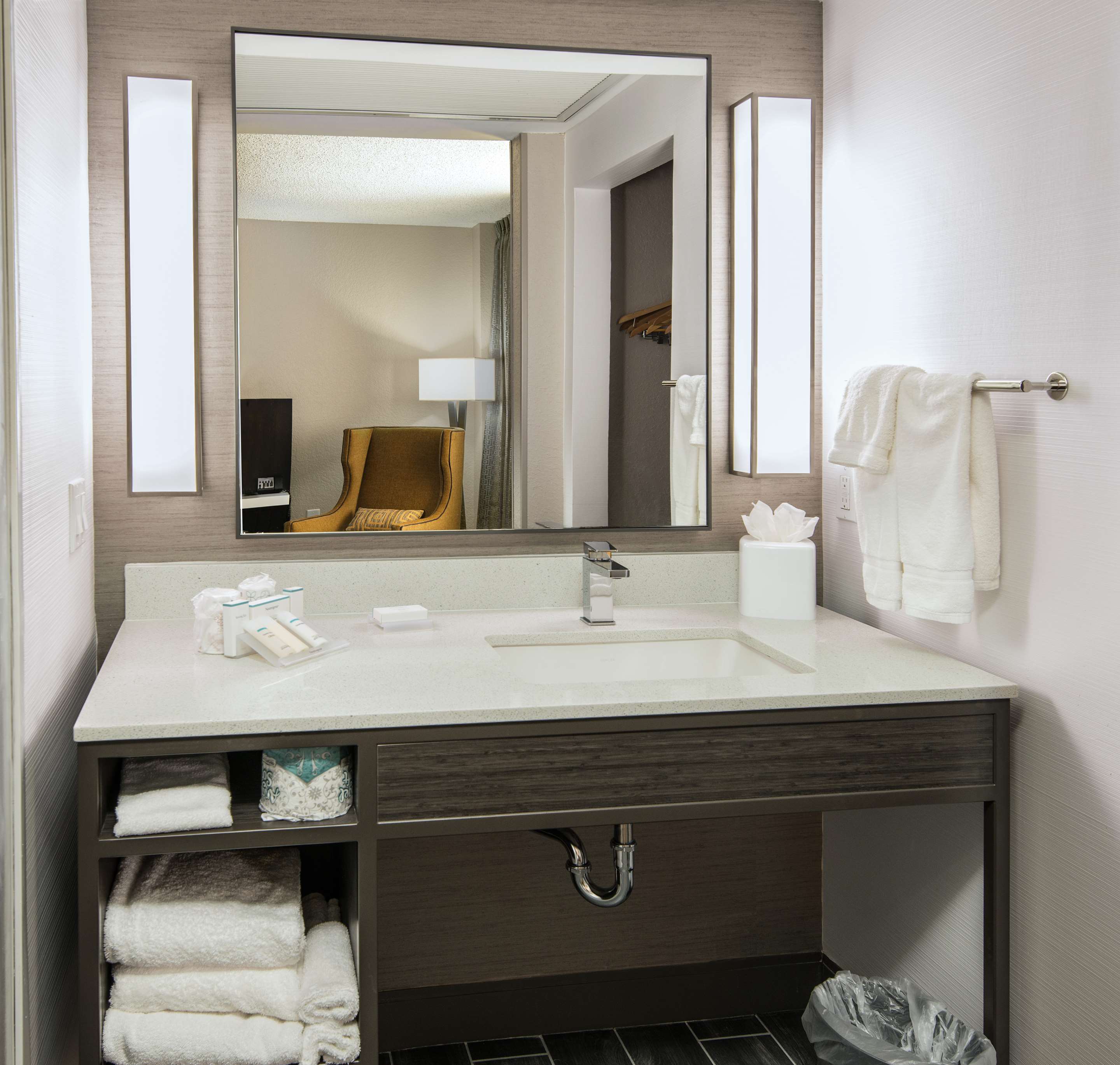 Guest room bath