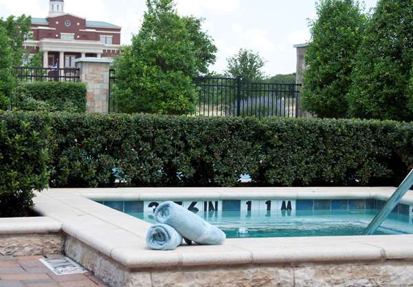 Pool - Hilton Town Square Hotel Southlake