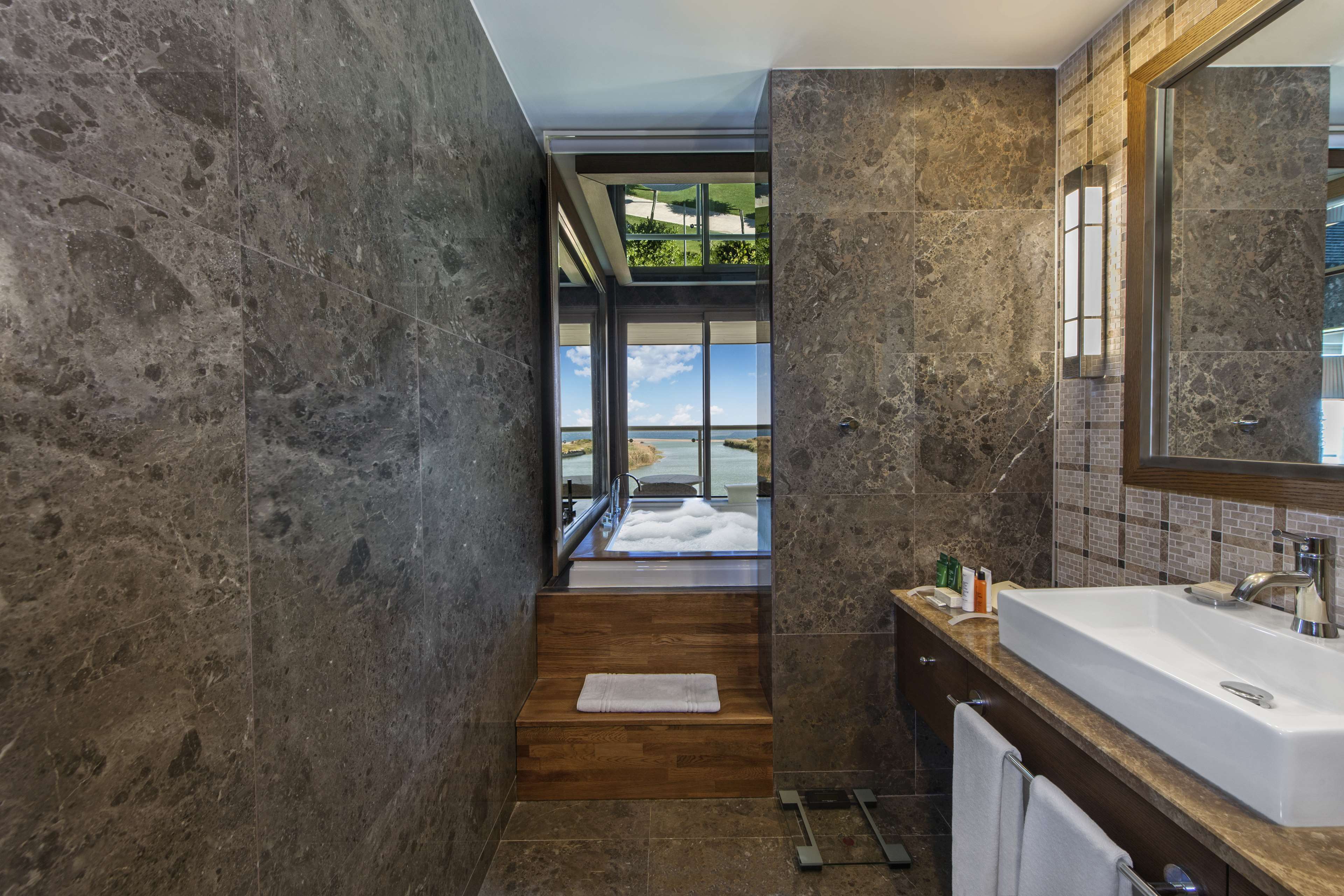 Hilton Dalaman Sarigerme Resort & Spa Room Type - CORNERSUITE SWIMUP SEAVIEW