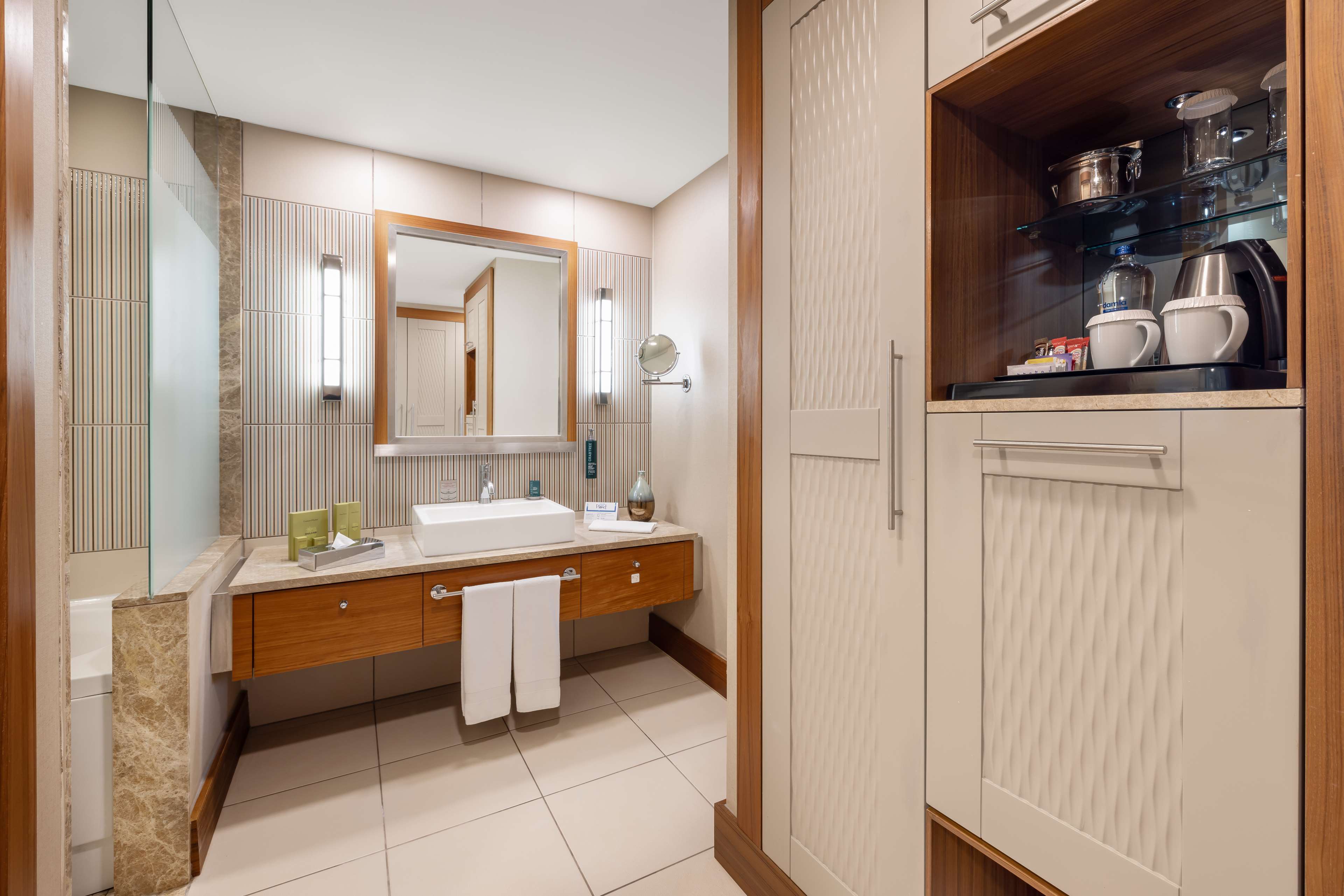 Hilton Dalaman Sarigerme Resort & Spa Room Type - KINGDELUXEROOM SWIMUP POOL