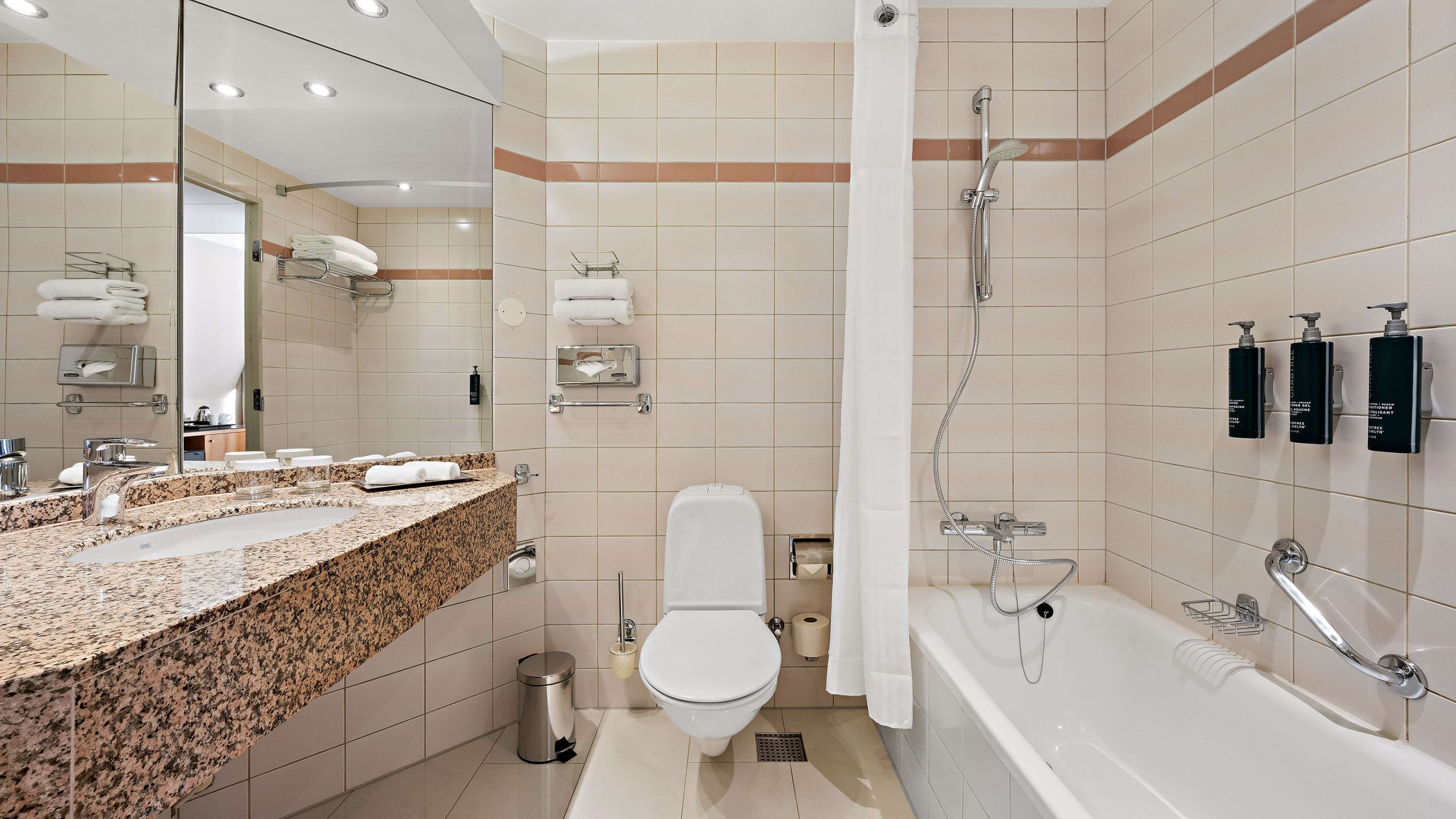 Hilton Dresden Room Type - QUEEN GUEST COMPACT ROOM
